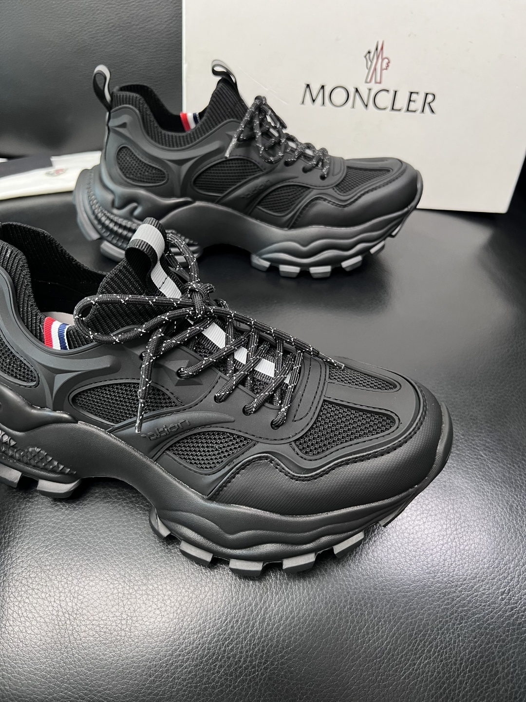 MONCLER  高品质  顶级工艺品   蒙口 新品专柜新款，原厂配置意大利进口牛皮搭配面料，高品质复