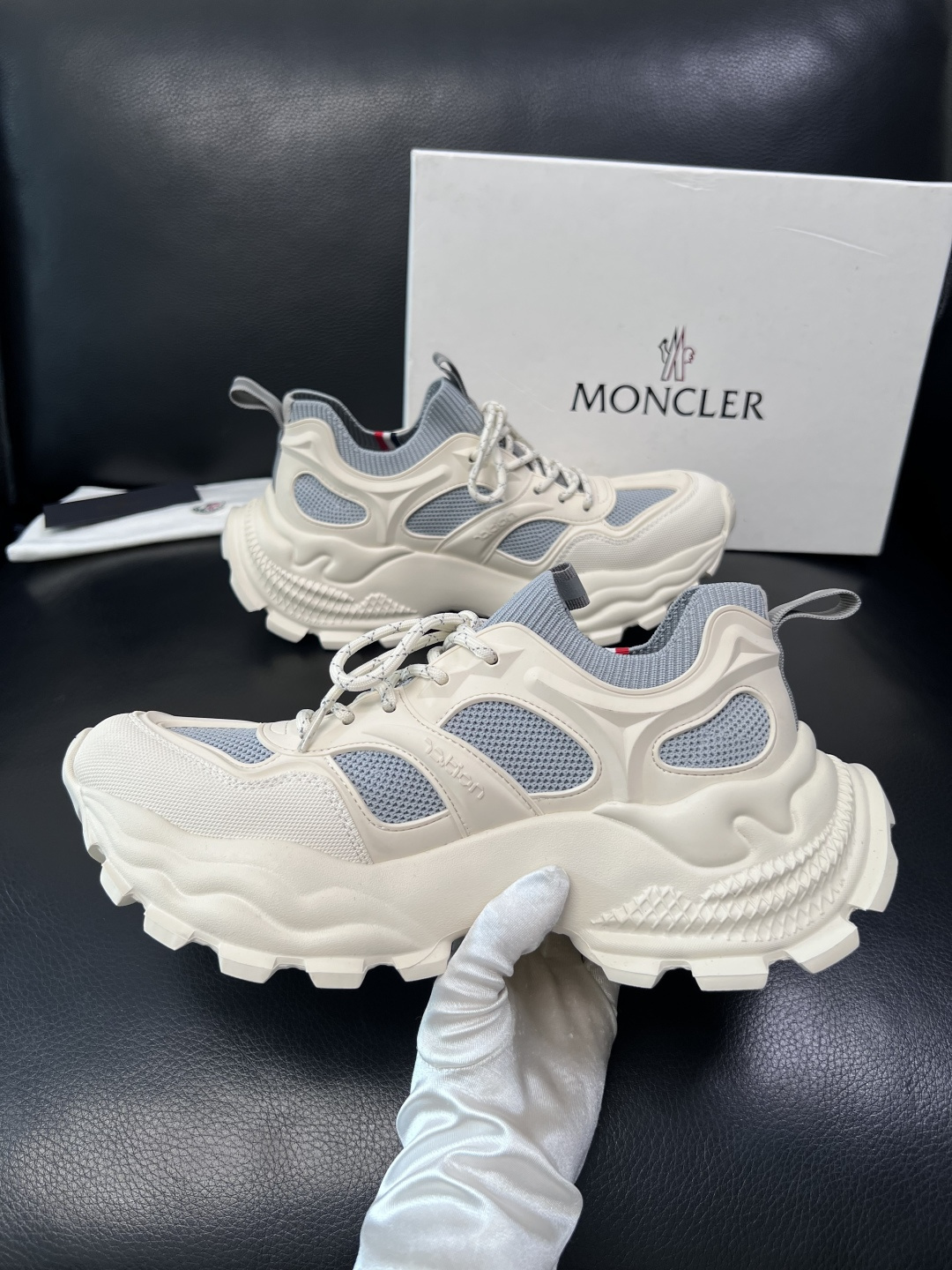 MONCLER  高品质  顶级工艺品   蒙口 新品专柜新款，原厂配置意大利进口牛皮搭配面料，高品质复