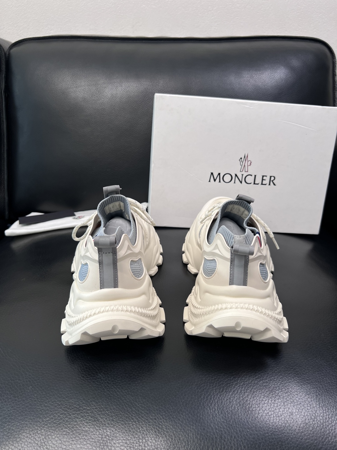 MONCLER  高品质  顶级工艺品   蒙口 新品专柜新款，原厂配置意大利进口牛皮搭配面料，高品质复
