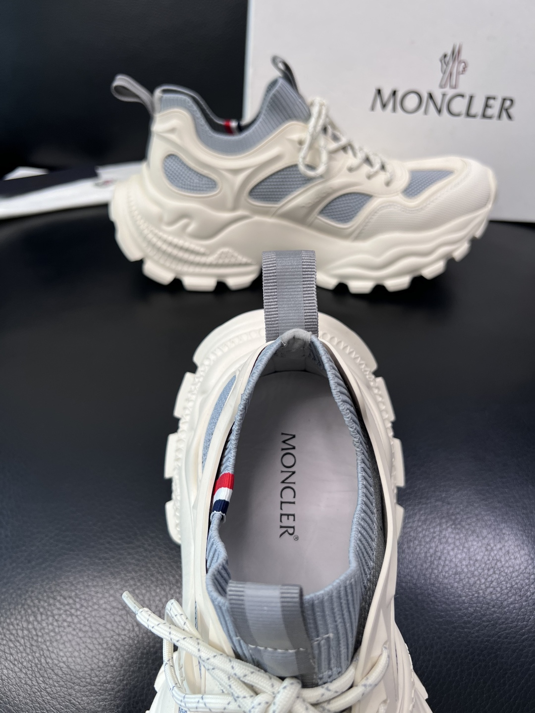 MONCLER  高品质  顶级工艺品   蒙口 新品专柜新款，原厂配置意大利进口牛皮搭配面料，高品质复