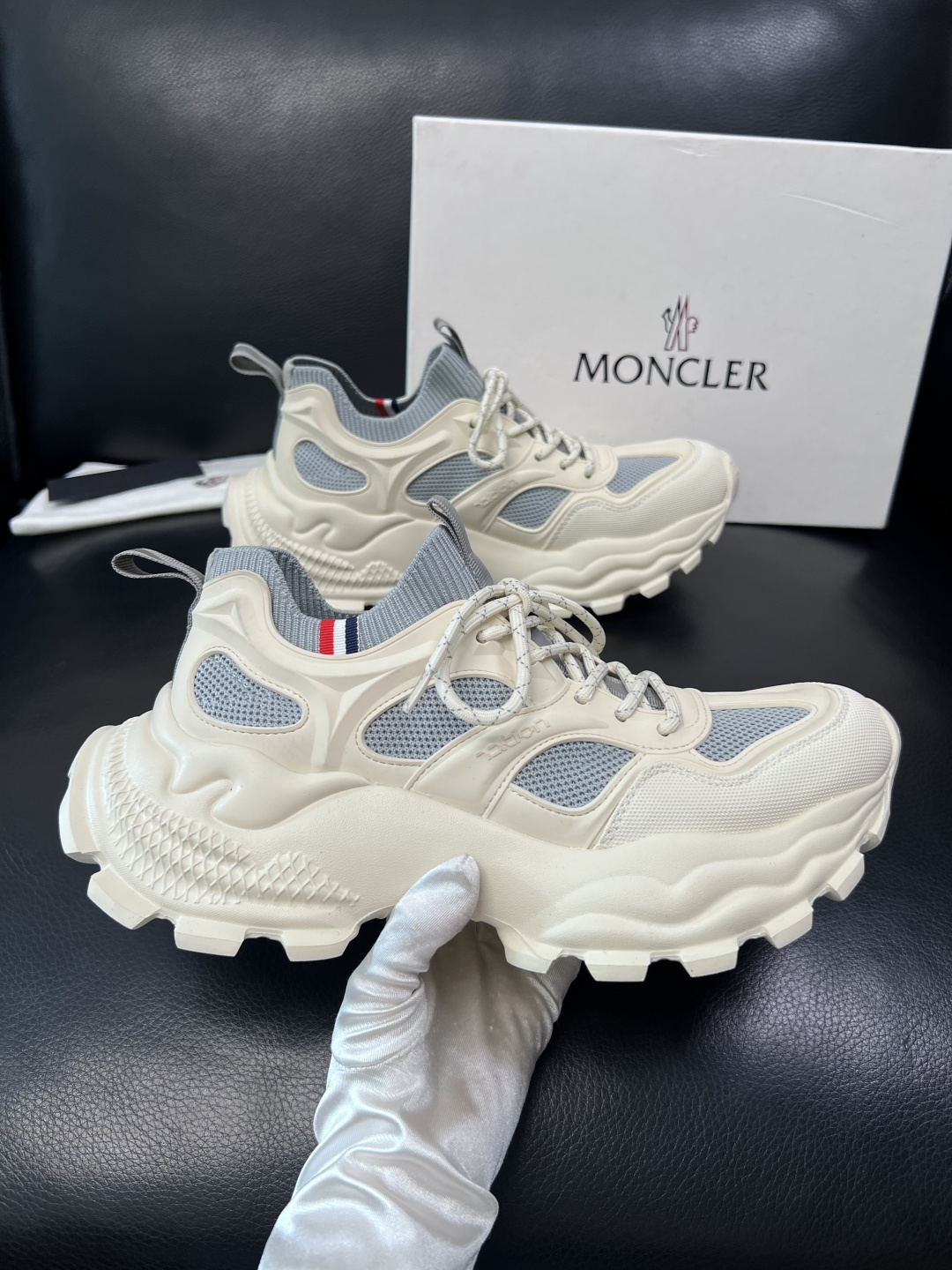 MONCLER  高品质  顶级工艺品   蒙口 新品专柜新款，原厂配置意大利进口牛皮搭配面料，高品质复