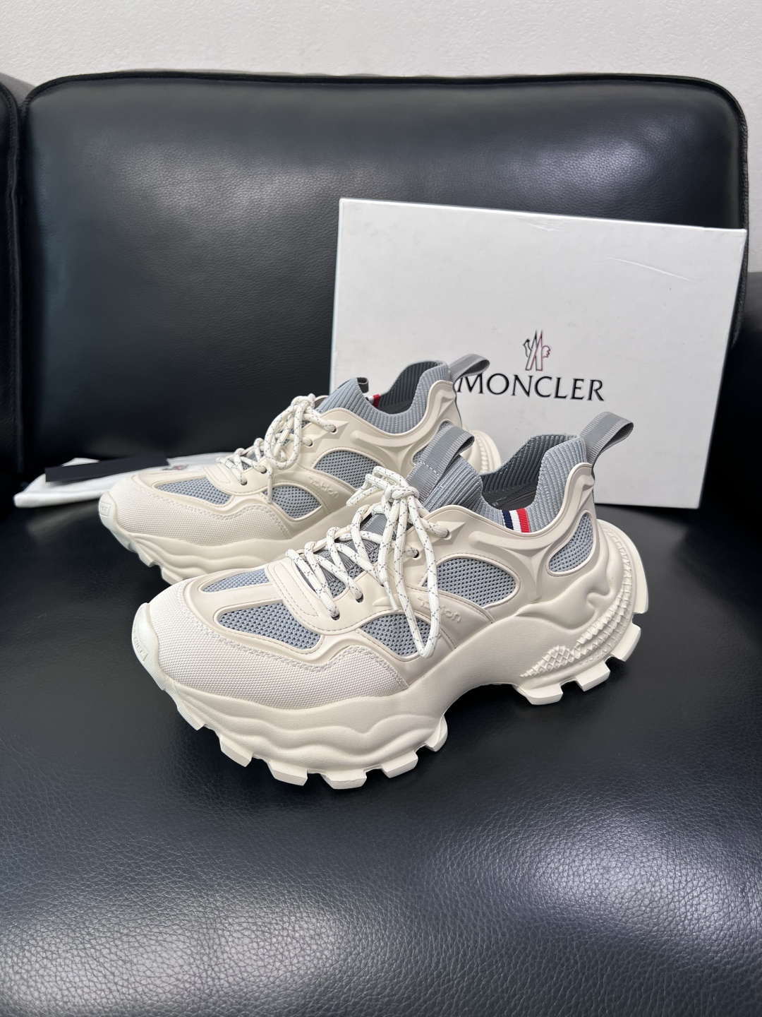 MONCLER  高品质  顶级工艺品   蒙口 新品专柜新款，原厂配置意大利进口牛皮搭配面料，高品质复