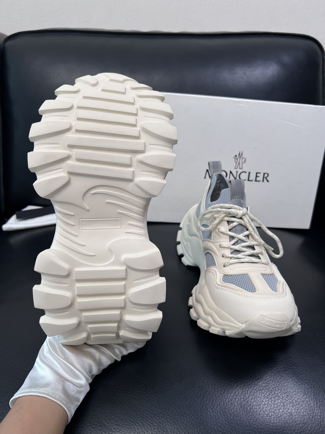MONCLER  高品质  顶级工艺品   蒙口 新品专柜新款，原厂配置意大利进口牛皮搭配面料，高品质复