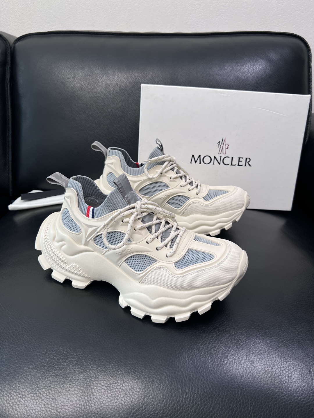 MONCLER  高品质  顶级工艺品   蒙口 新品专柜新款，原厂配置意大利进口牛皮搭配面料，高品质复