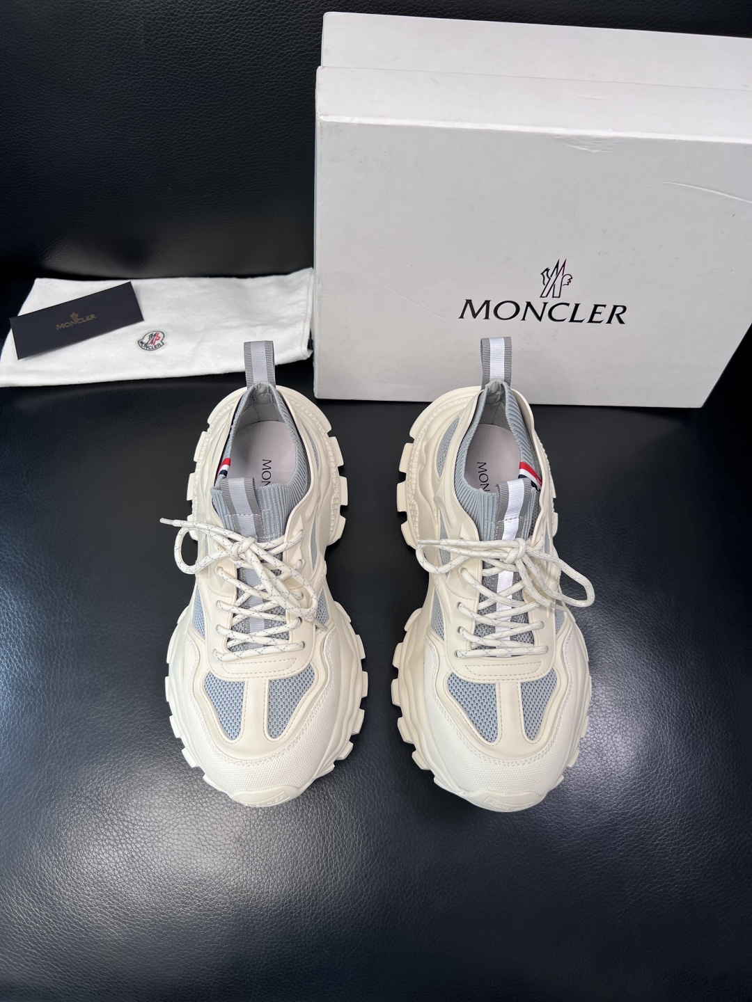 MONCLER  高品质  顶级工艺品   蒙口 新品专柜新款，原厂配置意大利进口牛皮搭配面料，高品质复
