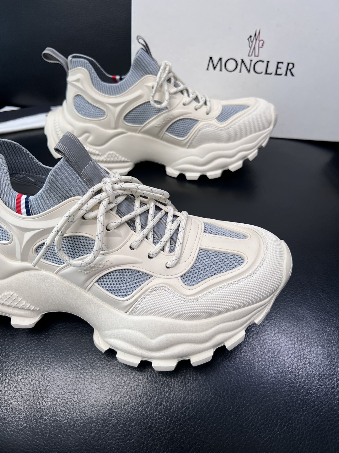 MONCLER  高品质  顶级工艺品   蒙口 新品专柜新款，原厂配置意大利进口牛皮搭配面料，高品质复
