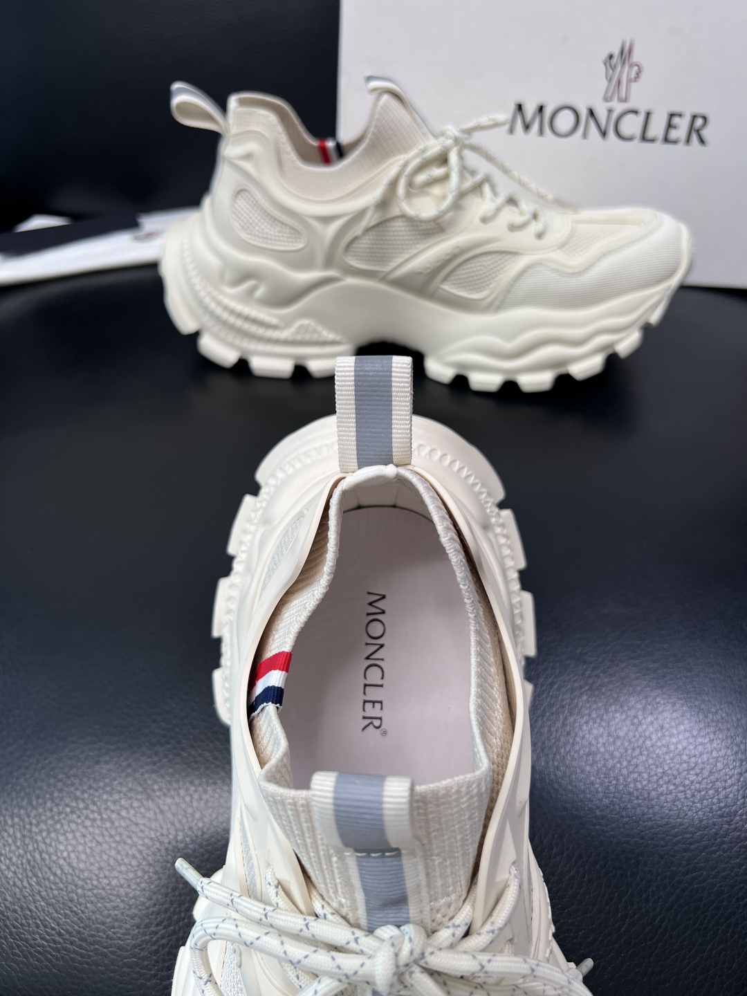 MONCLER  高品质  顶级工艺品   蒙口 新品专柜新款，原厂配置意大利进口牛皮搭配面料，高品质复