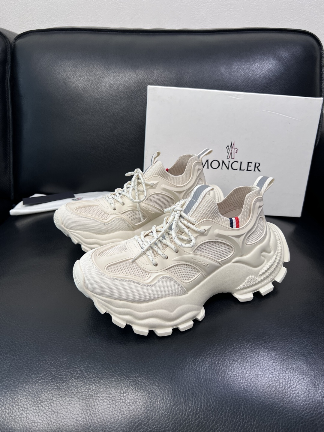 MONCLER  高品质  顶级工艺品   蒙口 新品专柜新款，原厂配置意大利进口牛皮搭配面料，高品质复