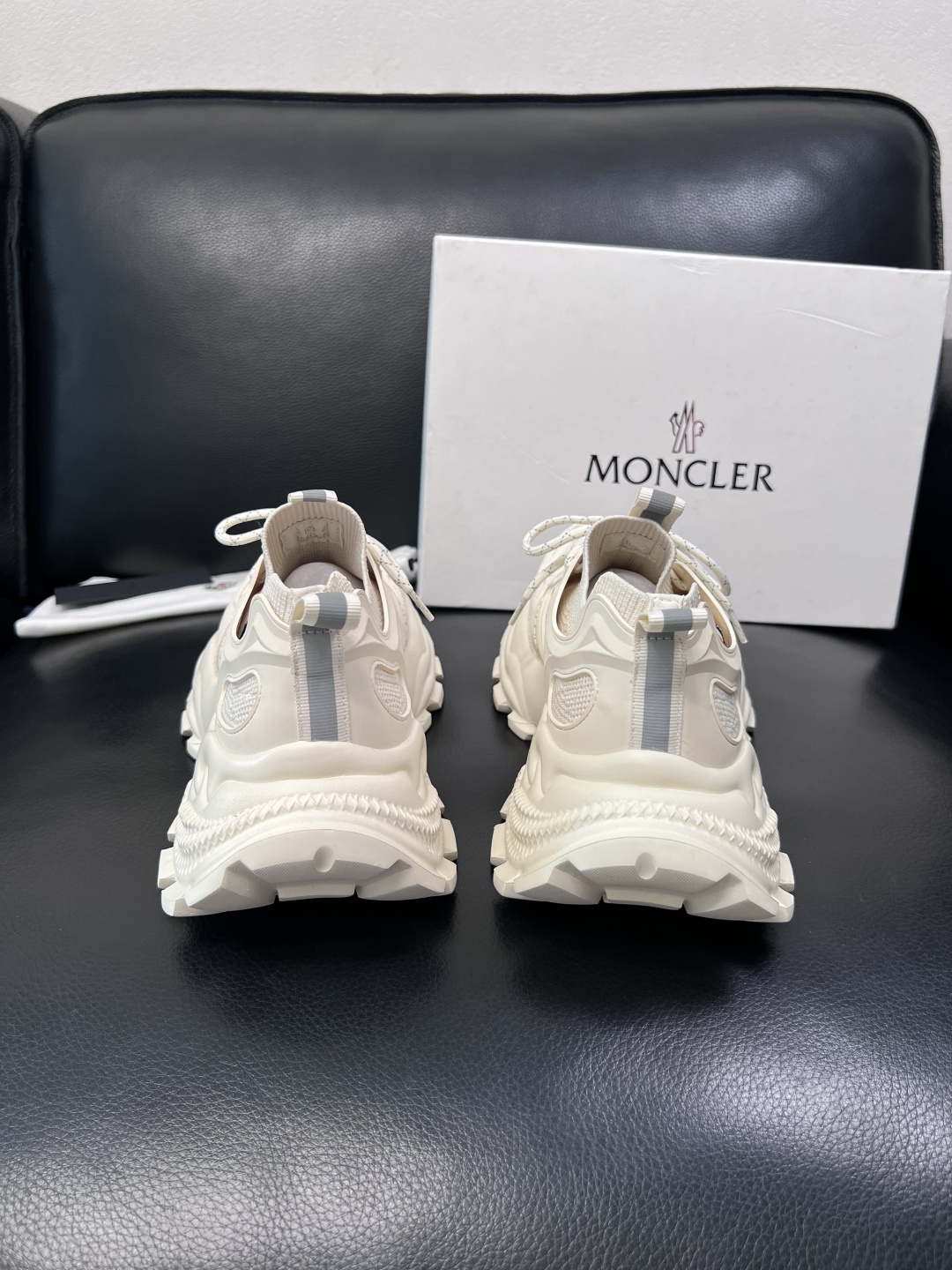 MONCLER  高品质  顶级工艺品   蒙口 新品专柜新款，原厂配置意大利进口牛皮搭配面料，高品质复
