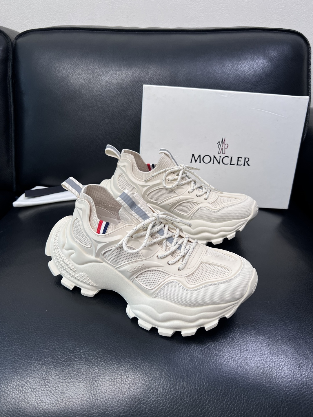 MONCLER  高品质  顶级工艺品   蒙口 新品专柜新款，原厂配置意大利进口牛皮搭配面料，高品质复