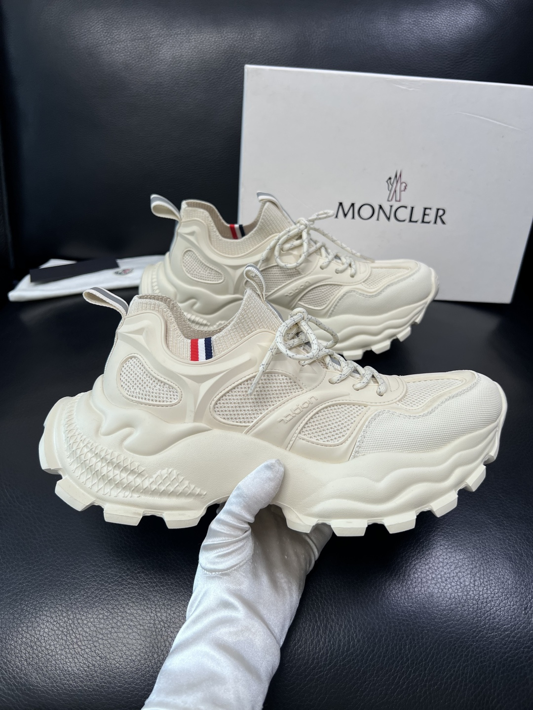 MONCLER  高品质  顶级工艺品   蒙口 新品专柜新款，原厂配置意大利进口牛皮搭配面料，高品质复