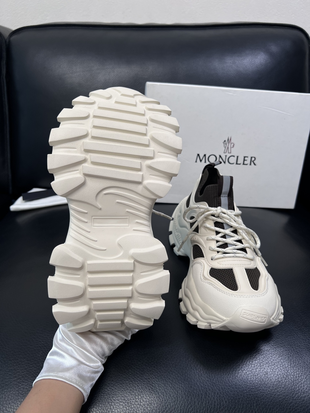 MONCLER  高品质  顶级工艺品   蒙口 新品专柜新款，原厂配置意大利进口牛皮搭配面料，高品质复