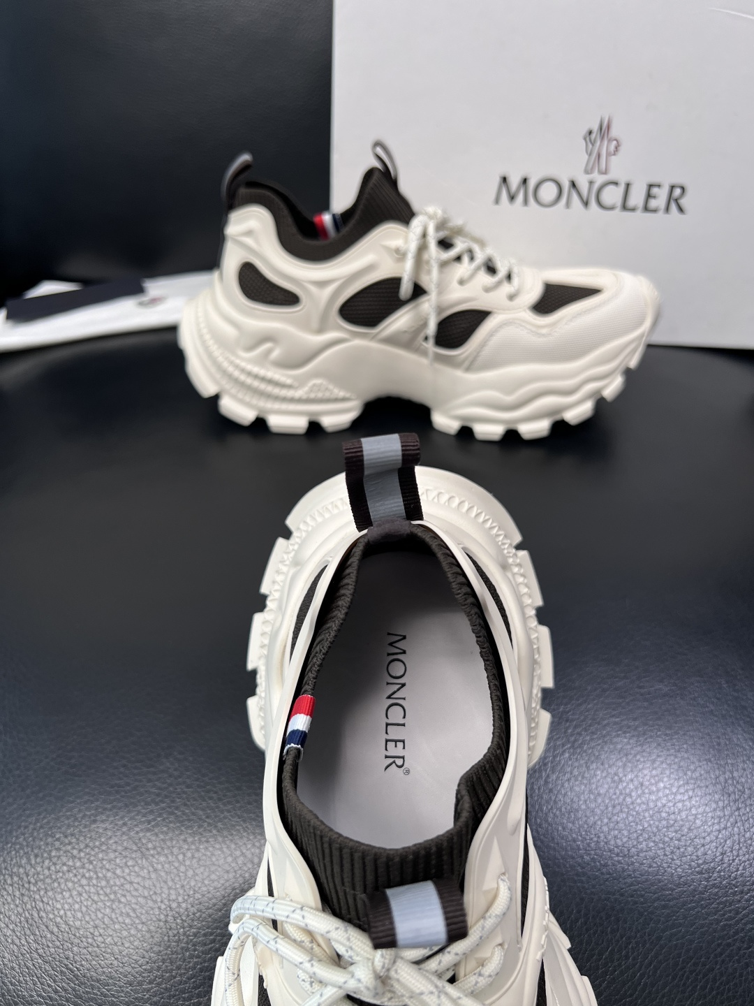MONCLER  高品质  顶级工艺品   蒙口 新品专柜新款，原厂配置意大利进口牛皮搭配面料，高品质复