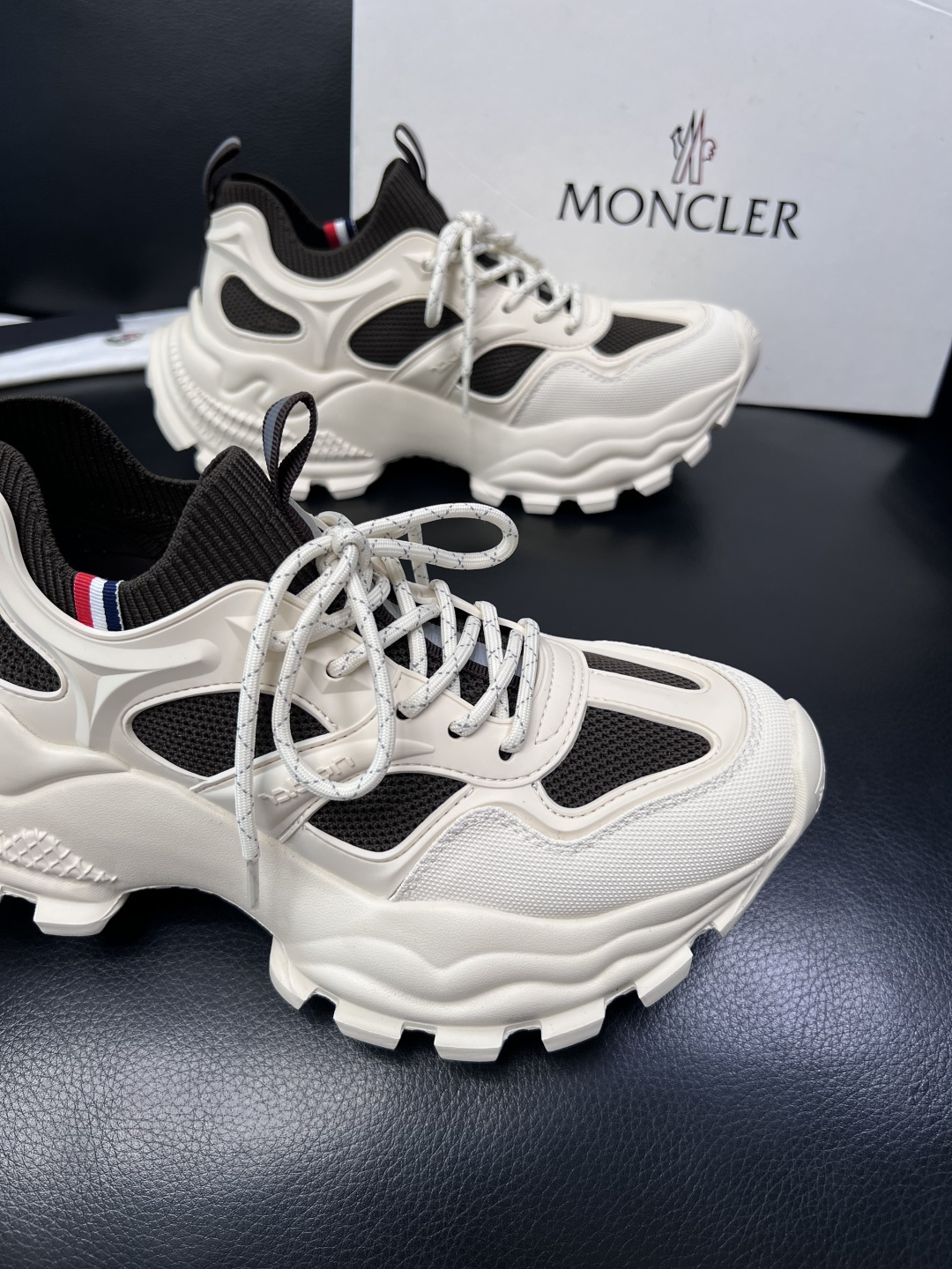 MONCLER  高品质  顶级工艺品   蒙口 新品专柜新款，原厂配置意大利进口牛皮搭配面料，高品质复