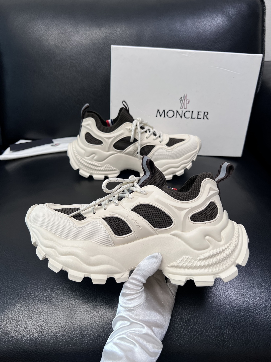 MONCLER  高品质  顶级工艺品   蒙口 新品专柜新款，原厂配置意大利进口牛皮搭配面料，高品质复