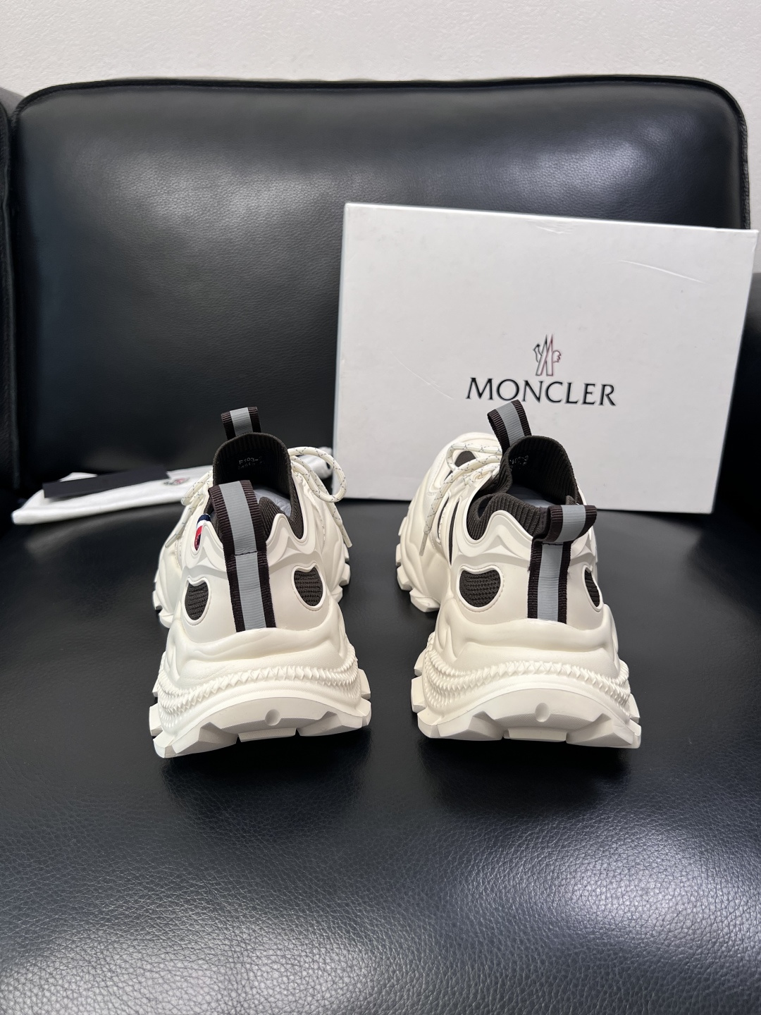 MONCLER  高品质  顶级工艺品   蒙口 新品专柜新款，原厂配置意大利进口牛皮搭配面料，高品质复