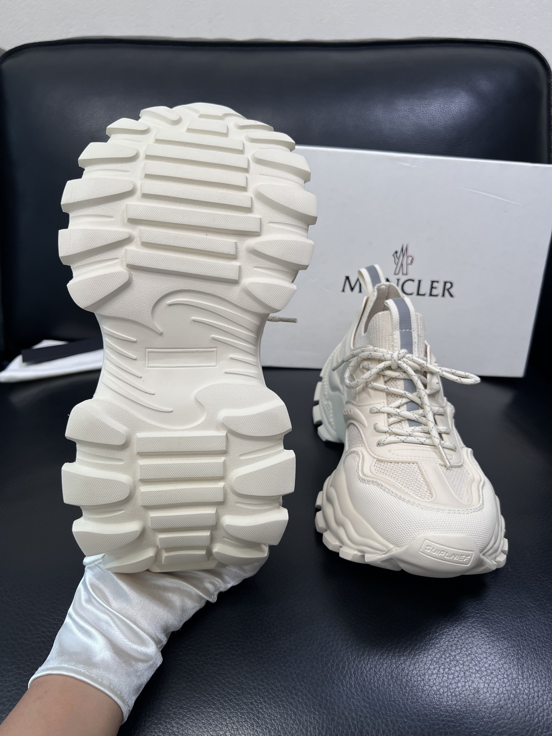 MONCLER  高品质  顶级工艺品   蒙口 新品专柜新款，原厂配置意大利进口牛皮搭配面料，高品质复