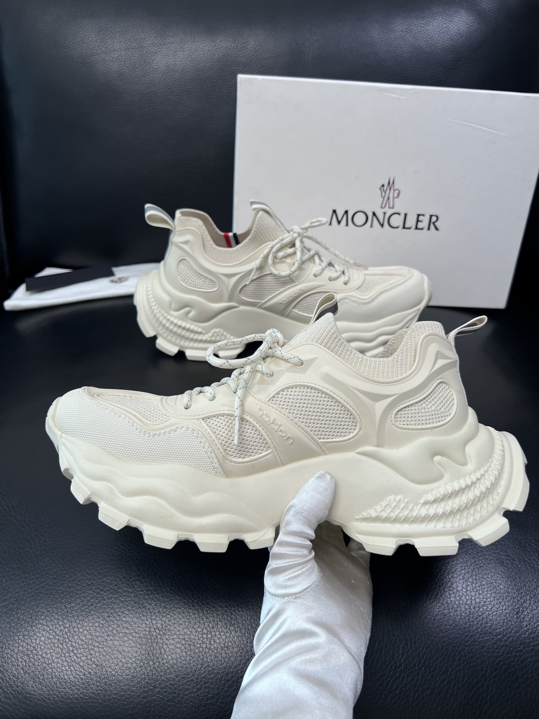 MONCLER  高品质  顶级工艺品   蒙口 新品专柜新款，原厂配置意大利进口牛皮搭配面料，高品质复