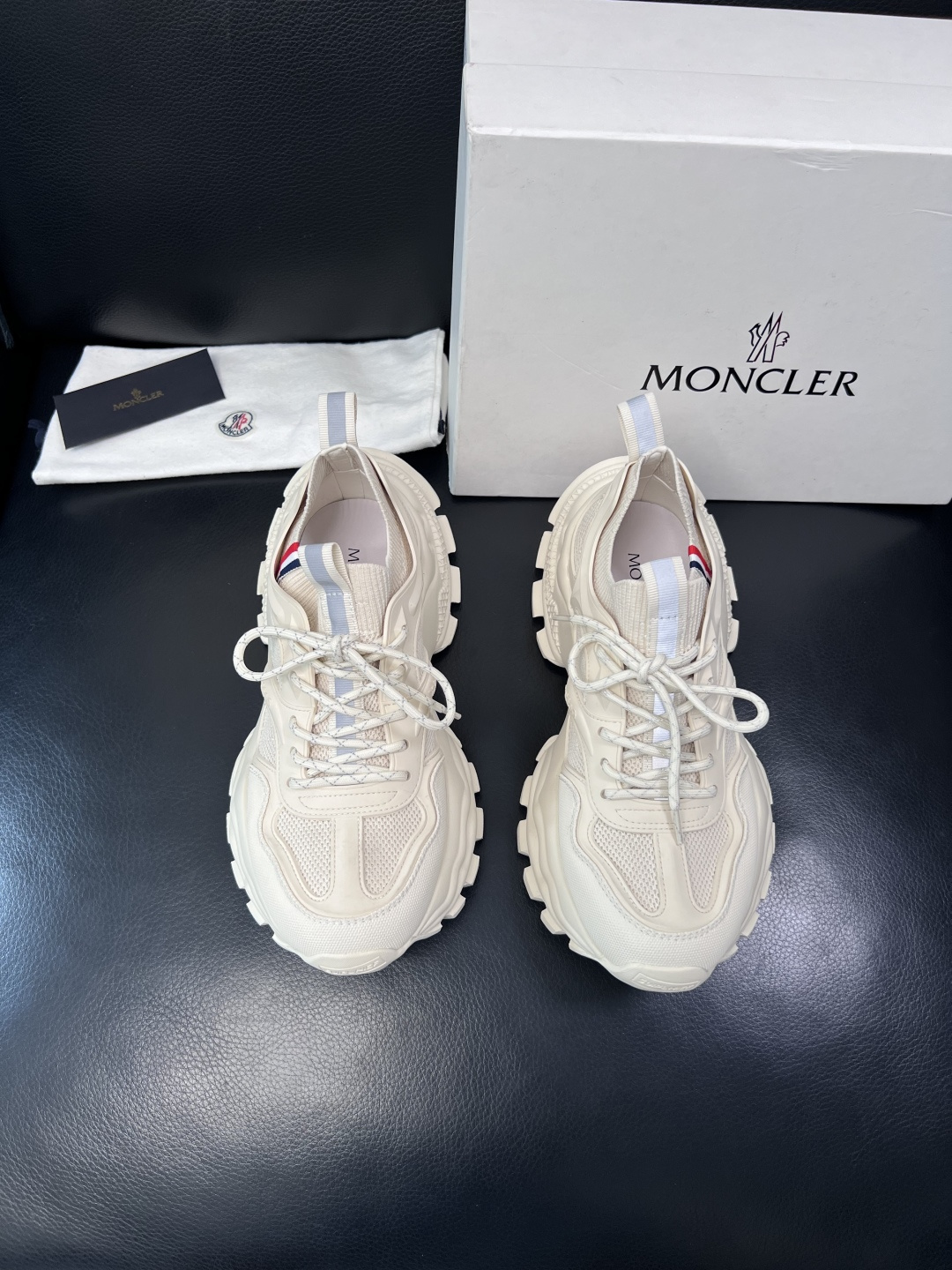 MONCLER  高品质  顶级工艺品   蒙口 新品专柜新款，原厂配置意大利进口牛皮搭配面料，高品质复