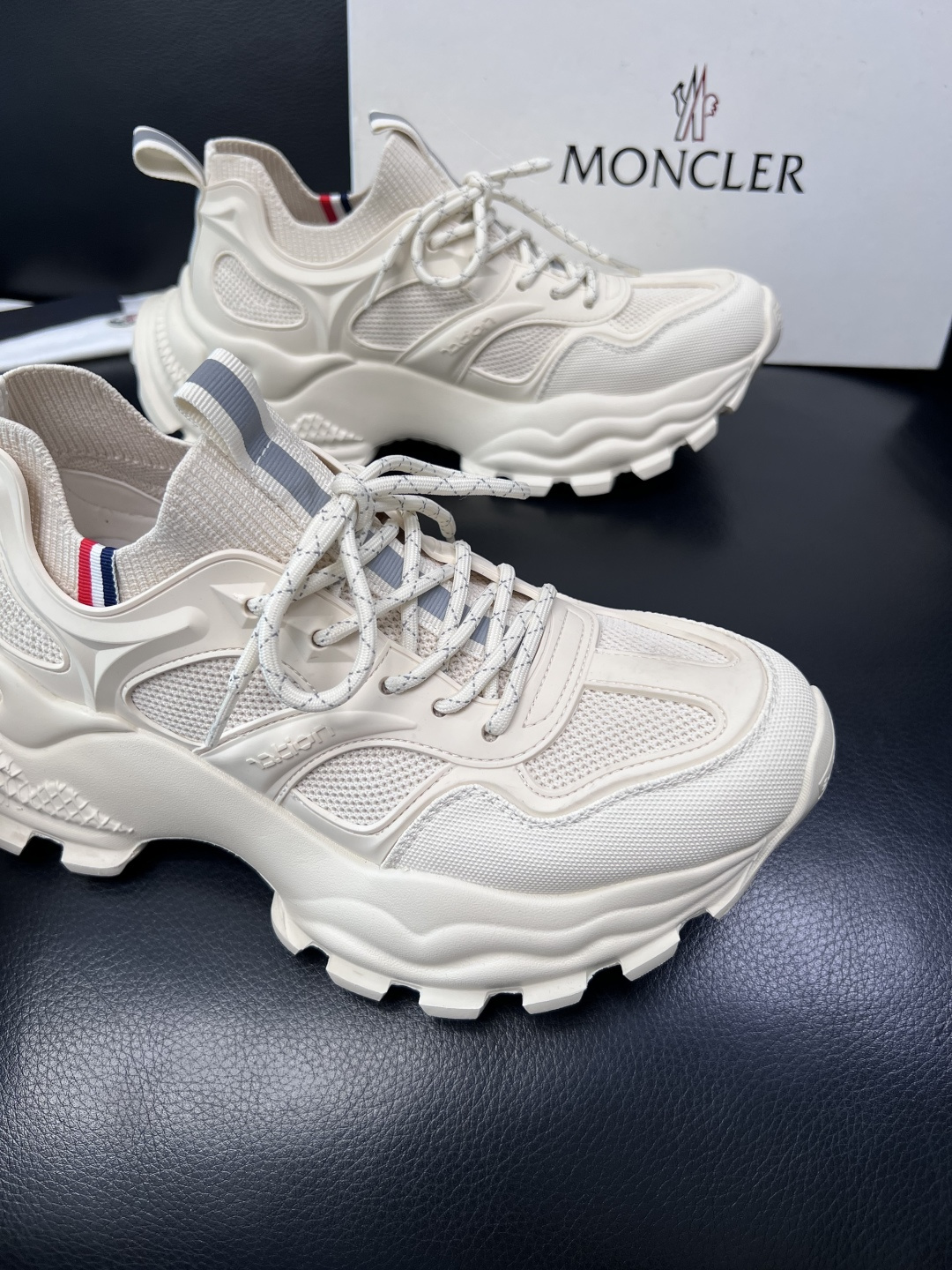 MONCLER  高品质  顶级工艺品   蒙口 新品专柜新款，原厂配置意大利进口牛皮搭配面料，高品质复