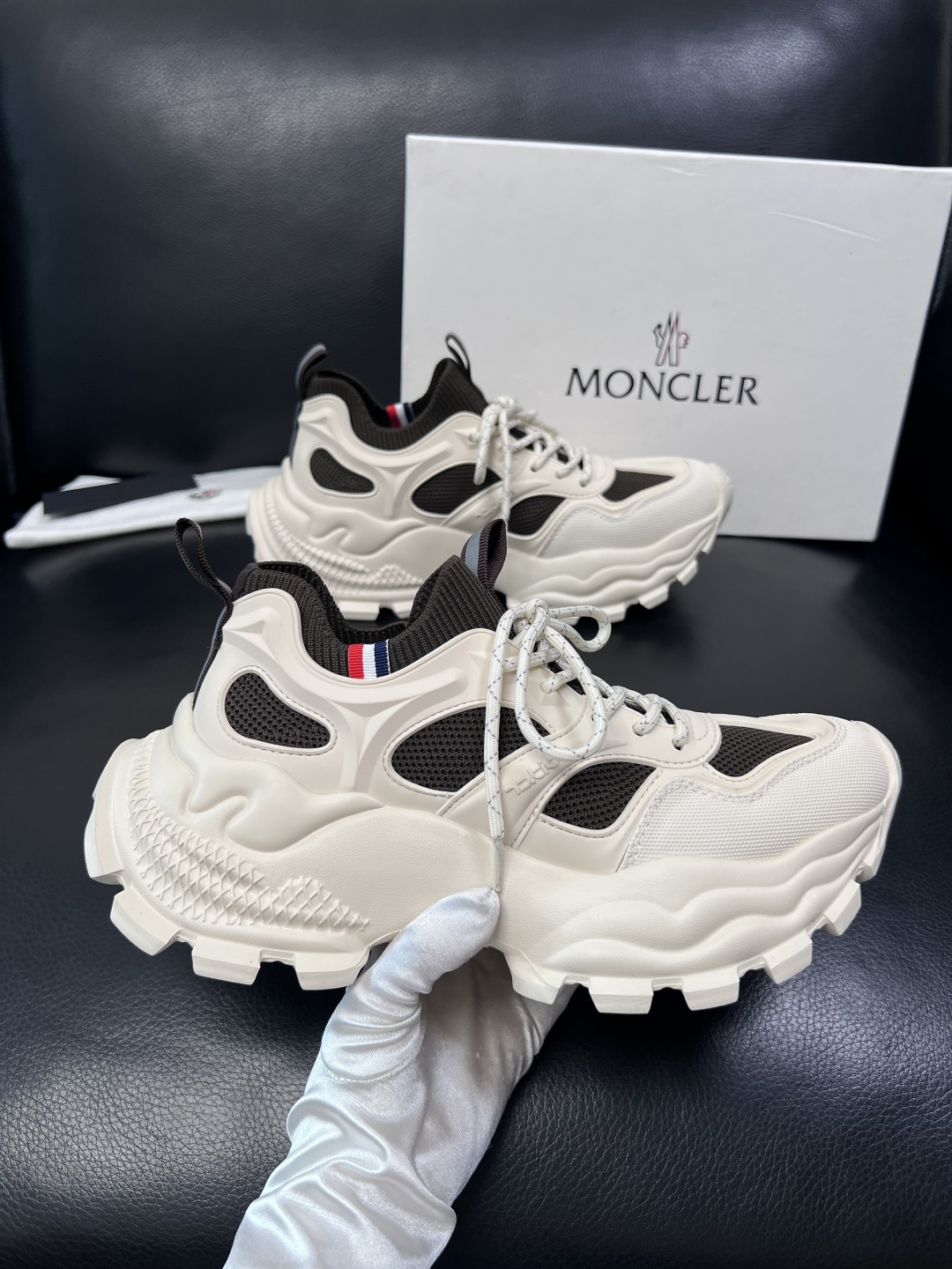 MONCLER  高品质  顶级工艺品   蒙口 新品专柜新款，原厂配置意大利进口牛皮搭配面料，高品质复