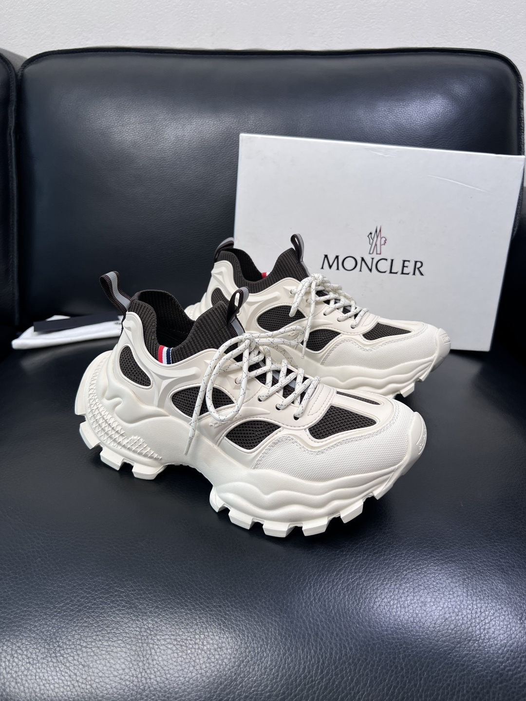 NO:833791,MONCLER high-quality top handicraft mouthpiece, new product counter, original factory configuration of imported cowhide from Italy with fabrics, high-quality complex splicing process, imported water-dyed cowhide inner padding, breathable and comfortable. The original sole is super comfortable, original factory follow-up, welcome to compare, code number 39-44 (customized 38 45), Moncler, cowhide19860909MONCLER 高品质 顶级工艺品蒙口 新品专柜新款,原厂配置意大利进口牛皮搭配面料,高品质复杂拼接工艺,进口水染牛皮内里垫透气舒适 鞋底原厂特供原版底超级舒适,原厂跟单,欢迎对比,码数 39-44（订做 38 45）,,Moncler,cowhide,Men's shoes