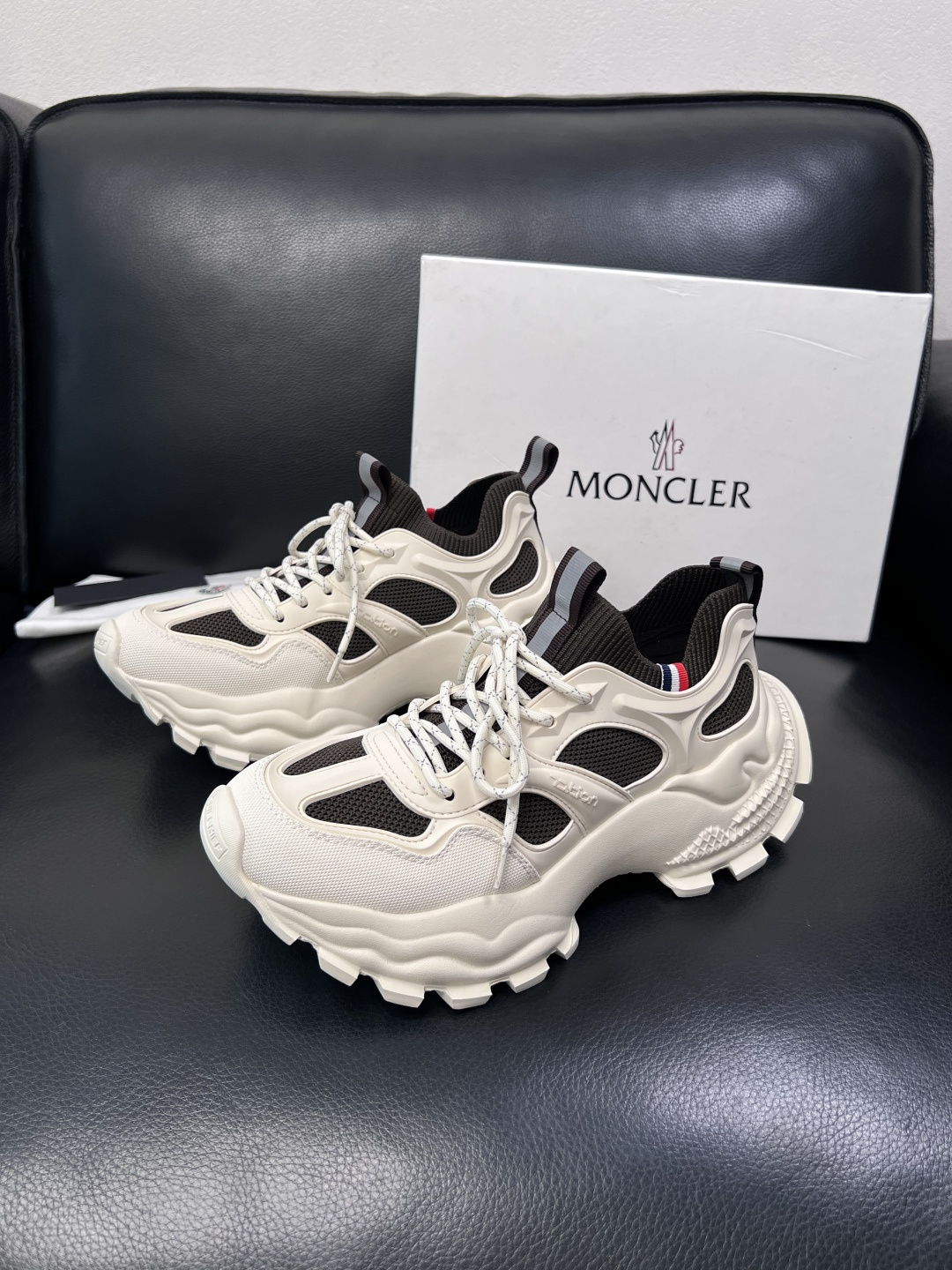 MONCLER  高品质  顶级工艺品   蒙口 新品专柜新款，原厂配置意大利进口牛皮搭配面料，高品质复