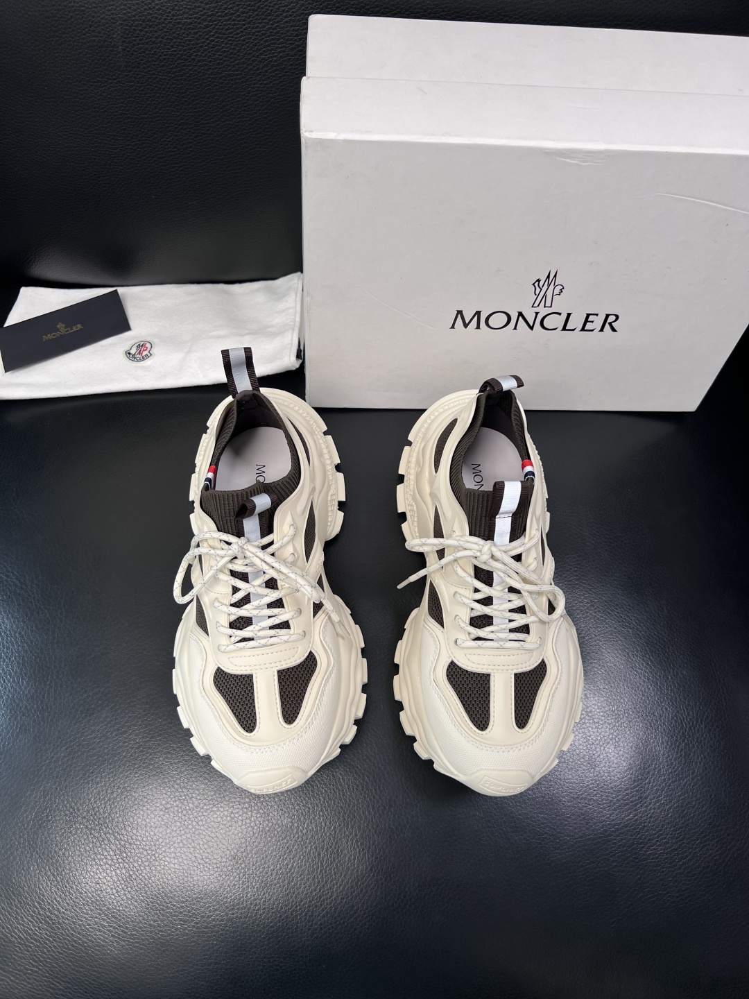 MONCLER  高品质  顶级工艺品   蒙口 新品专柜新款，原厂配置意大利进口牛皮搭配面料，高品质复