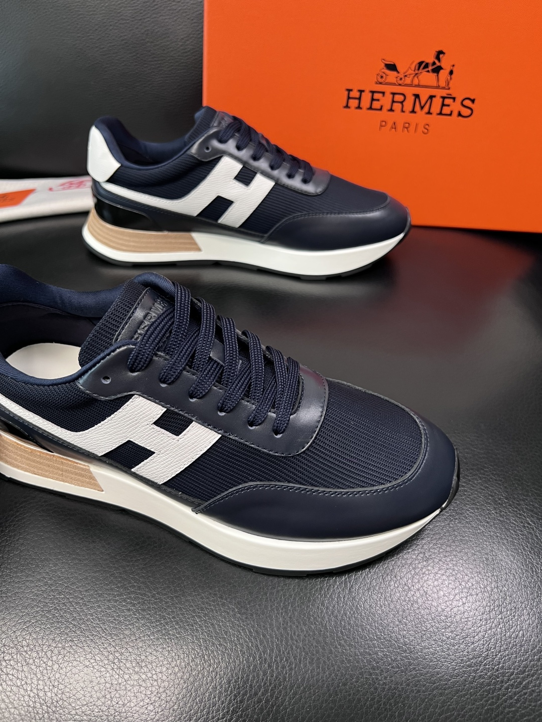 Hermes  高品质  顶级工艺品  爱马仕 专柜同步 原厂配置，意大利进口原版牛皮面料，高品质拼接工