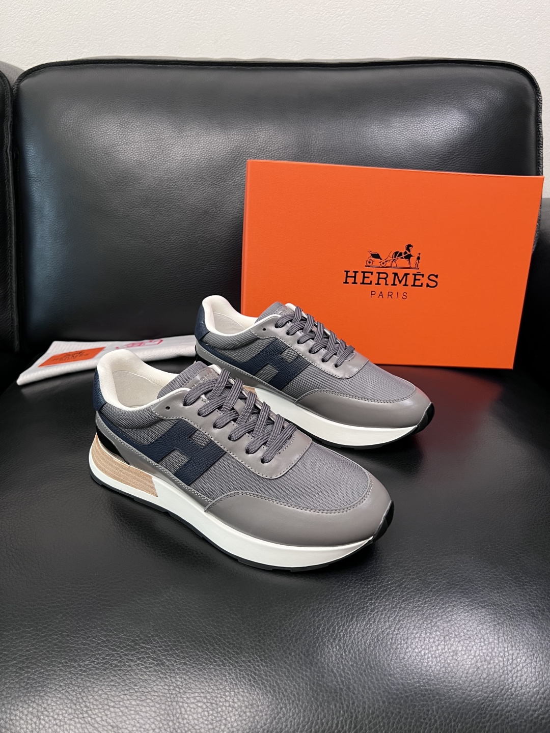 NO:833798,Hermes high-quality top crafts Hermès counter synchronization original factory configuration, original cowhide fabric imported from Italy, high-quality splicing technology, fully imported water-dyed cowhide lining, original soles specially provided by the factory and super comfortable, original factory follow-up goods, code number 38-44 (customized 45), hermes, hermes, cowhide19860909Hermes 高品质 顶级工艺品 爱马仕 专柜同步 原厂配置,意大利进口原版牛皮面料,高品质拼接工艺,全进口水染牛皮里垫,鞋底原厂特供原版底超级舒适,原厂跟单货 ,码数 38-44（ 订做 45）,,hermes,hermes,cowhide,Men's shoes
