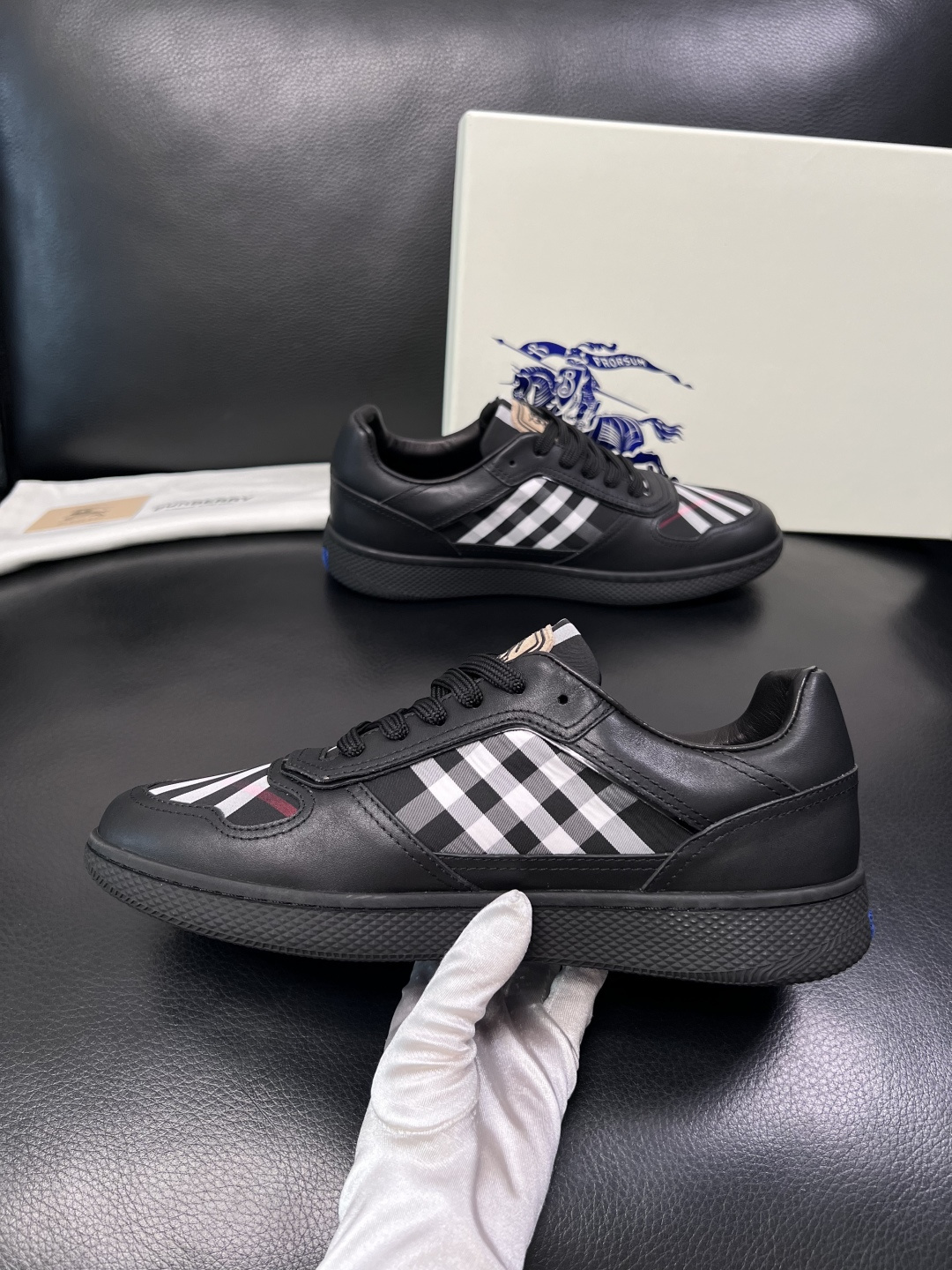 BURBERRY  顶级工艺品 巴宝莉 专柜同步，原厂配置意大利进口牛皮面料，高品质复杂拼接工艺，进口牛