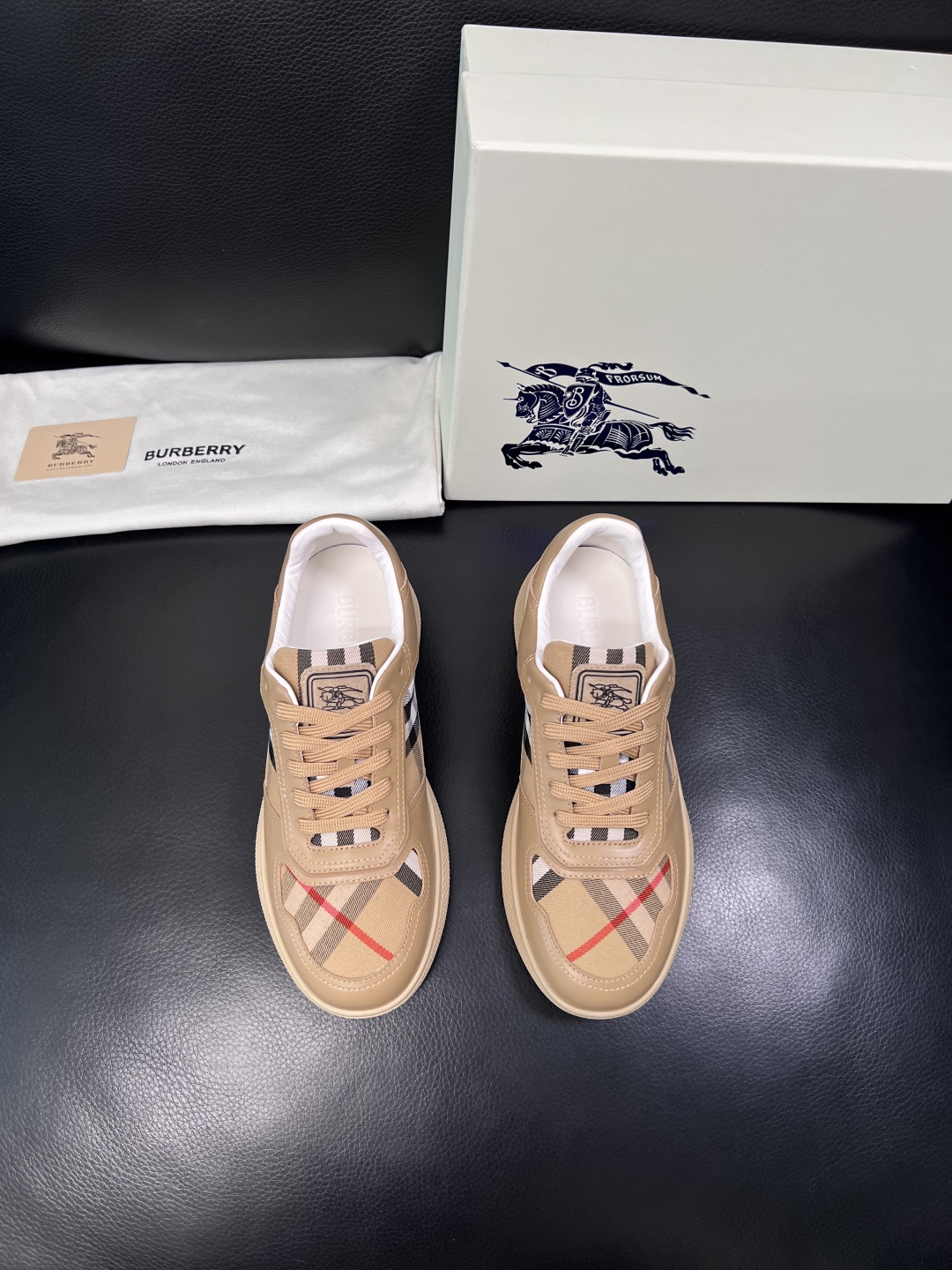 BURBERRY  顶级工艺品 巴宝莉 专柜同步，原厂配置意大利进口牛皮面料，高品质复杂拼接工艺，进口牛