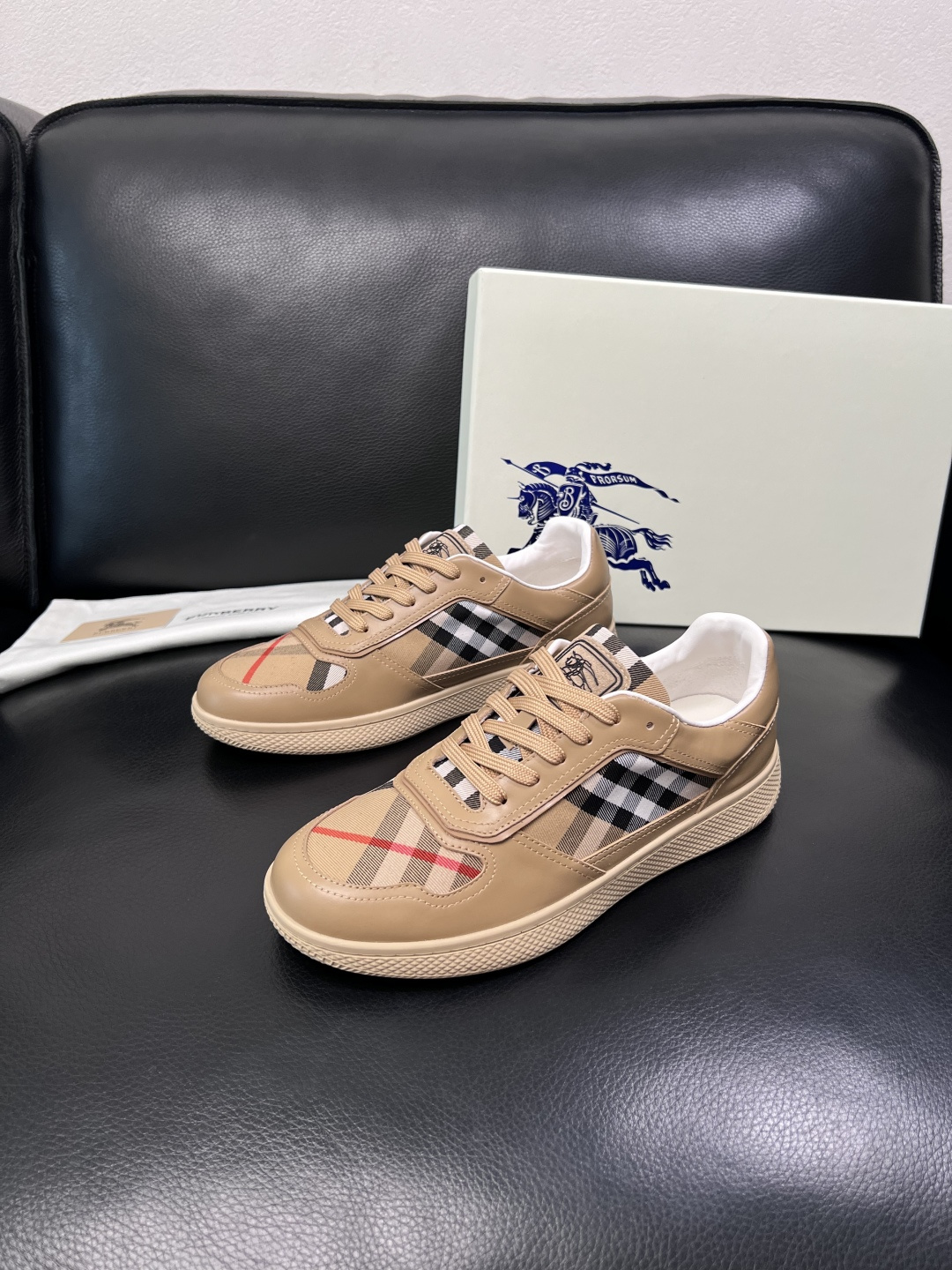 BURBERRY  顶级工艺品 巴宝莉 专柜同步，原厂配置意大利进口牛皮面料，高品质复杂拼接工艺，进口牛