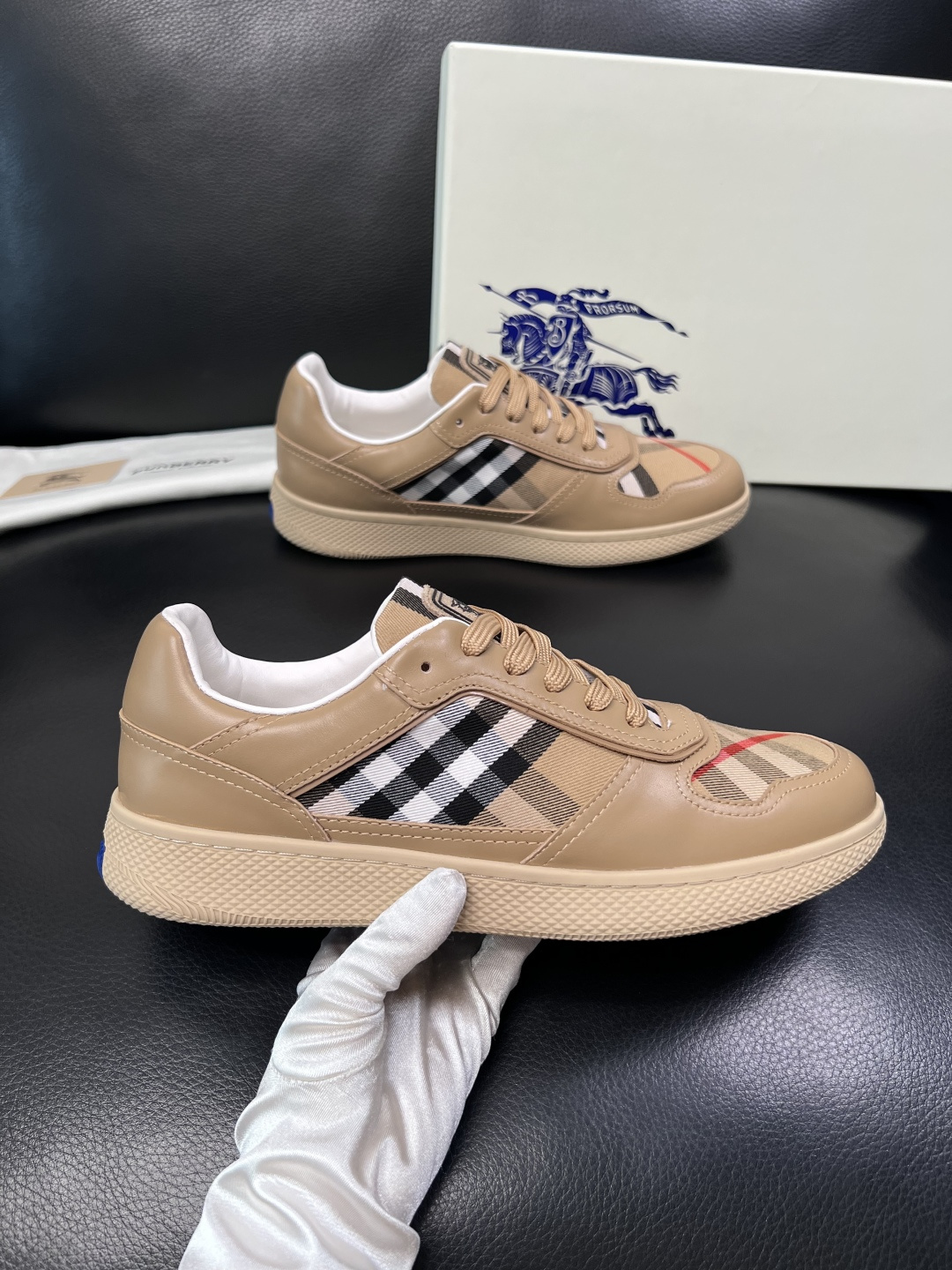 BURBERRY  顶级工艺品 巴宝莉 专柜同步，原厂配置意大利进口牛皮面料，高品质复杂拼接工艺，进口牛