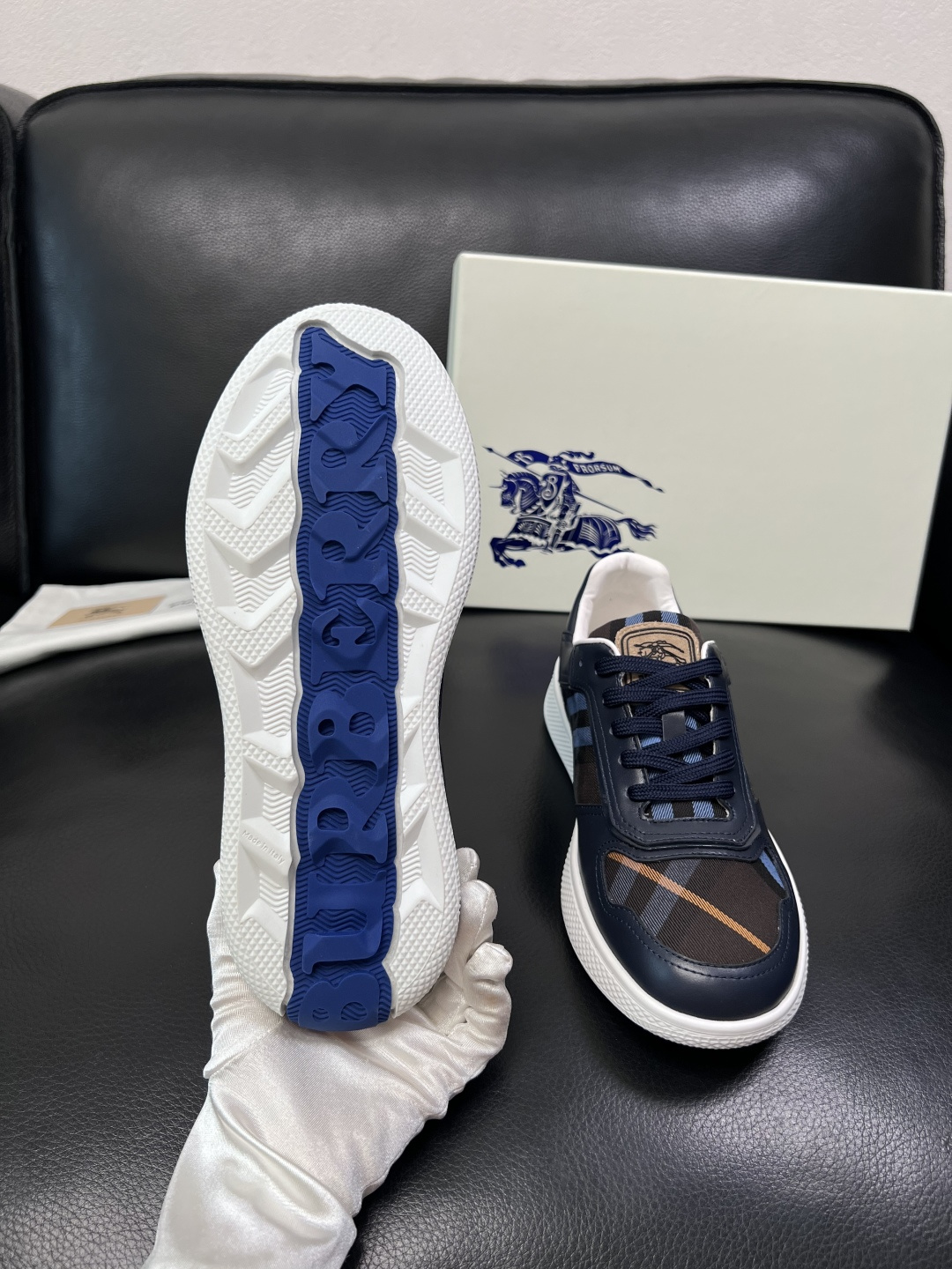 BURBERRY  顶级工艺品 巴宝莉 专柜同步，原厂配置意大利进口牛皮面料，高品质复杂拼接工艺，进口牛