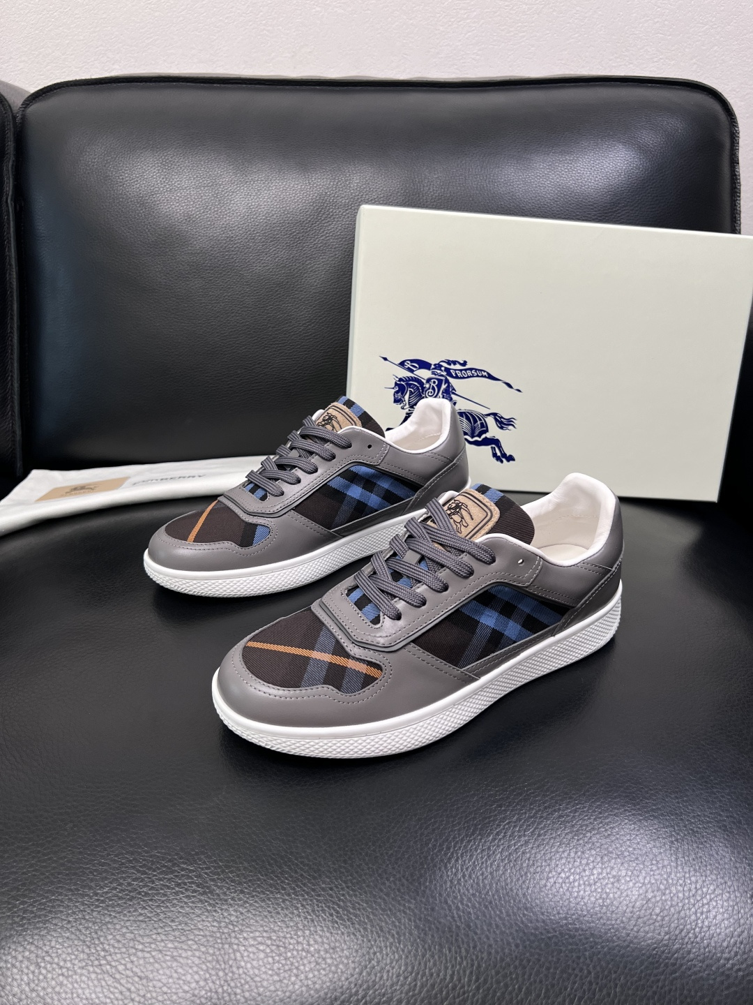 BURBERRY  顶级工艺品 巴宝莉 专柜同步，原厂配置意大利进口牛皮面料，高品质复杂拼接工艺，进口牛