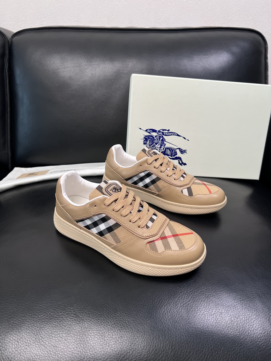 BURBERRY  顶级工艺品 巴宝莉 专柜同步，原厂配置意大利进口牛皮面料，高品质复杂拼接工艺，进口牛