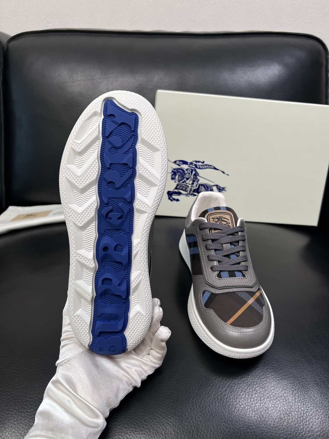 BURBERRY  顶级工艺品 巴宝莉 专柜同步，原厂配置意大利进口牛皮面料，高品质复杂拼接工艺，进口牛