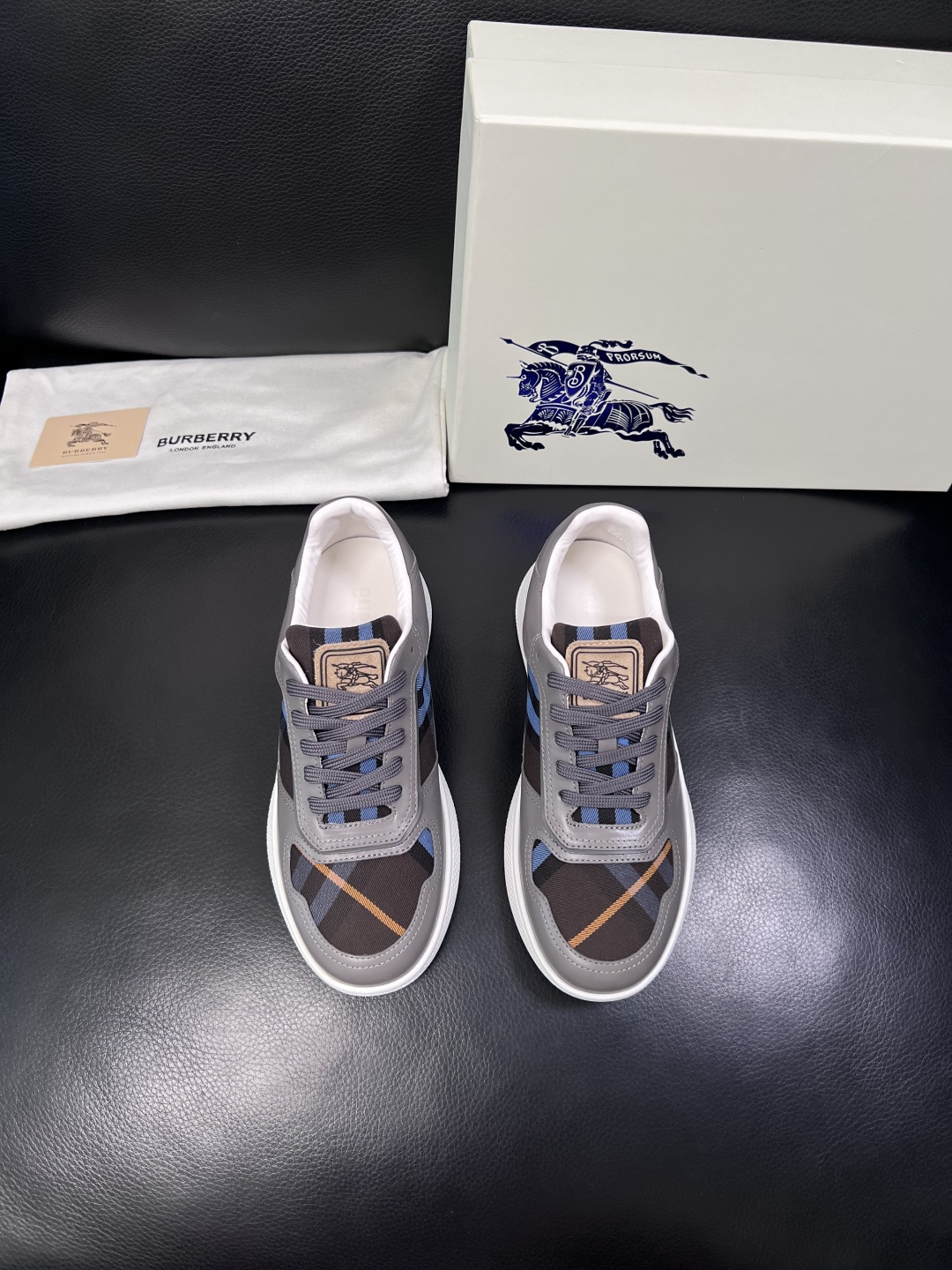 BURBERRY  顶级工艺品 巴宝莉 专柜同步，原厂配置意大利进口牛皮面料，高品质复杂拼接工艺，进口牛