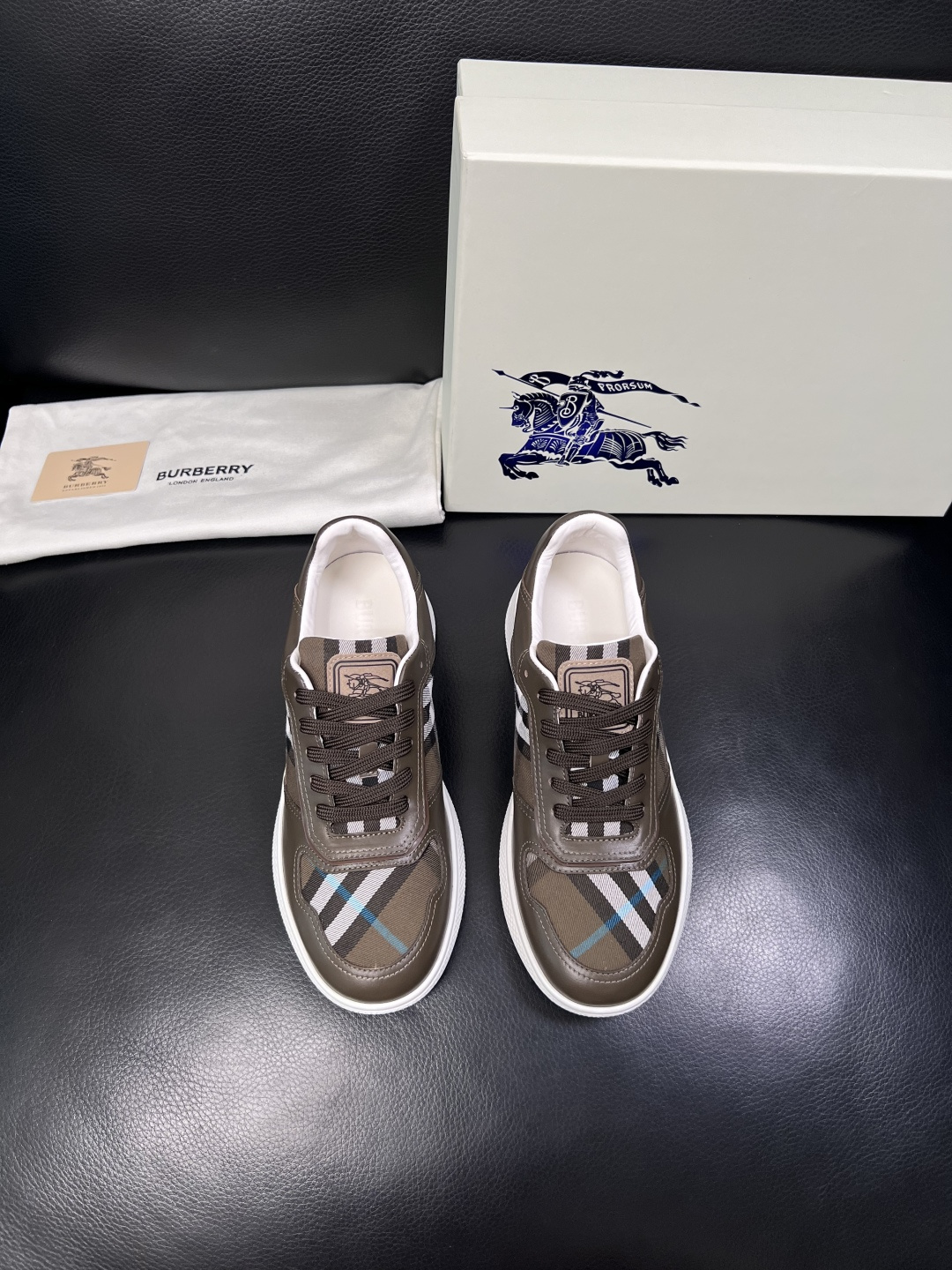 BURBERRY  顶级工艺品 巴宝莉 专柜同步，原厂配置意大利进口牛皮面料，高品质复杂拼接工艺，进口牛