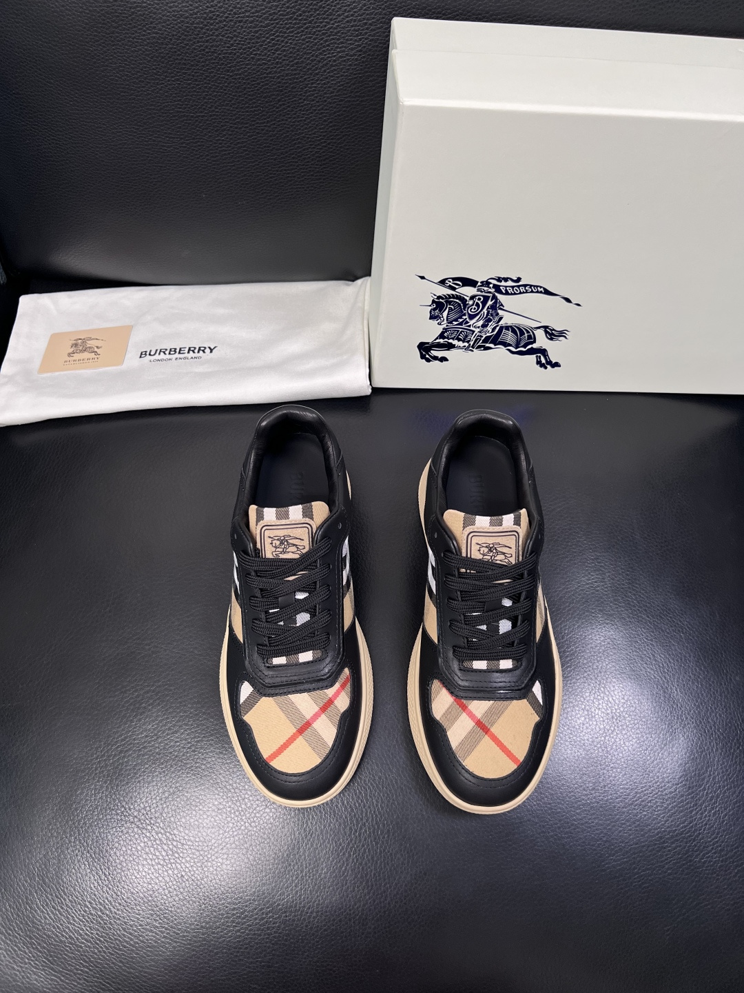 BURBERRY  顶级工艺品 巴宝莉 专柜同步，原厂配置意大利进口牛皮面料，高品质复杂拼接工艺，进口牛