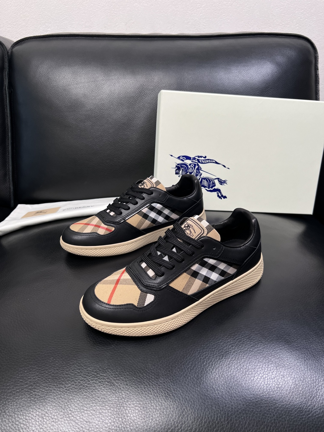 BURBERRY  顶级工艺品 巴宝莉 专柜同步，原厂配置意大利进口牛皮面料，高品质复杂拼接工艺，进口牛