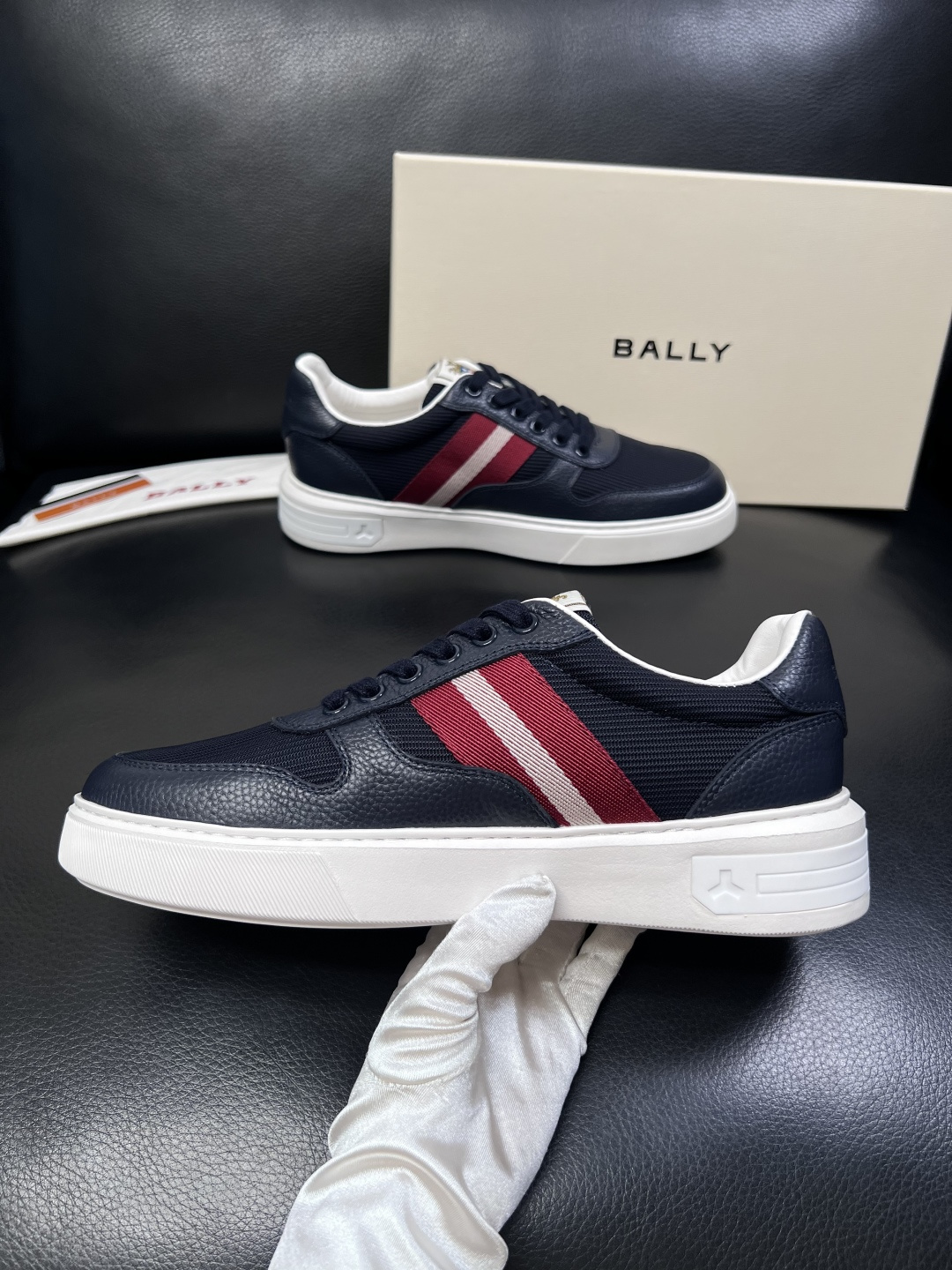 BALLY  高品质  顶级工艺品  巴利 专柜同原厂配置 ，鞋面意大利进口牛皮面料，进口水染牛皮里垫 