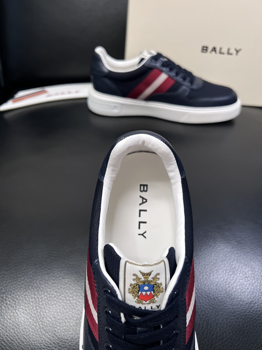 BALLY  高品质  顶级工艺品  巴利 专柜同原厂配置 ，鞋面意大利进口牛皮面料，进口水染牛皮里垫 