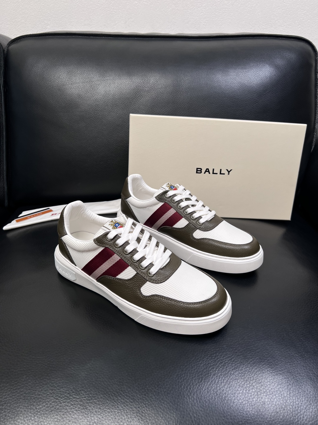 BALLY  高品质  顶级工艺品  巴利 专柜同原厂配置 ，鞋面意大利进口牛皮面料，进口水染牛皮里垫 