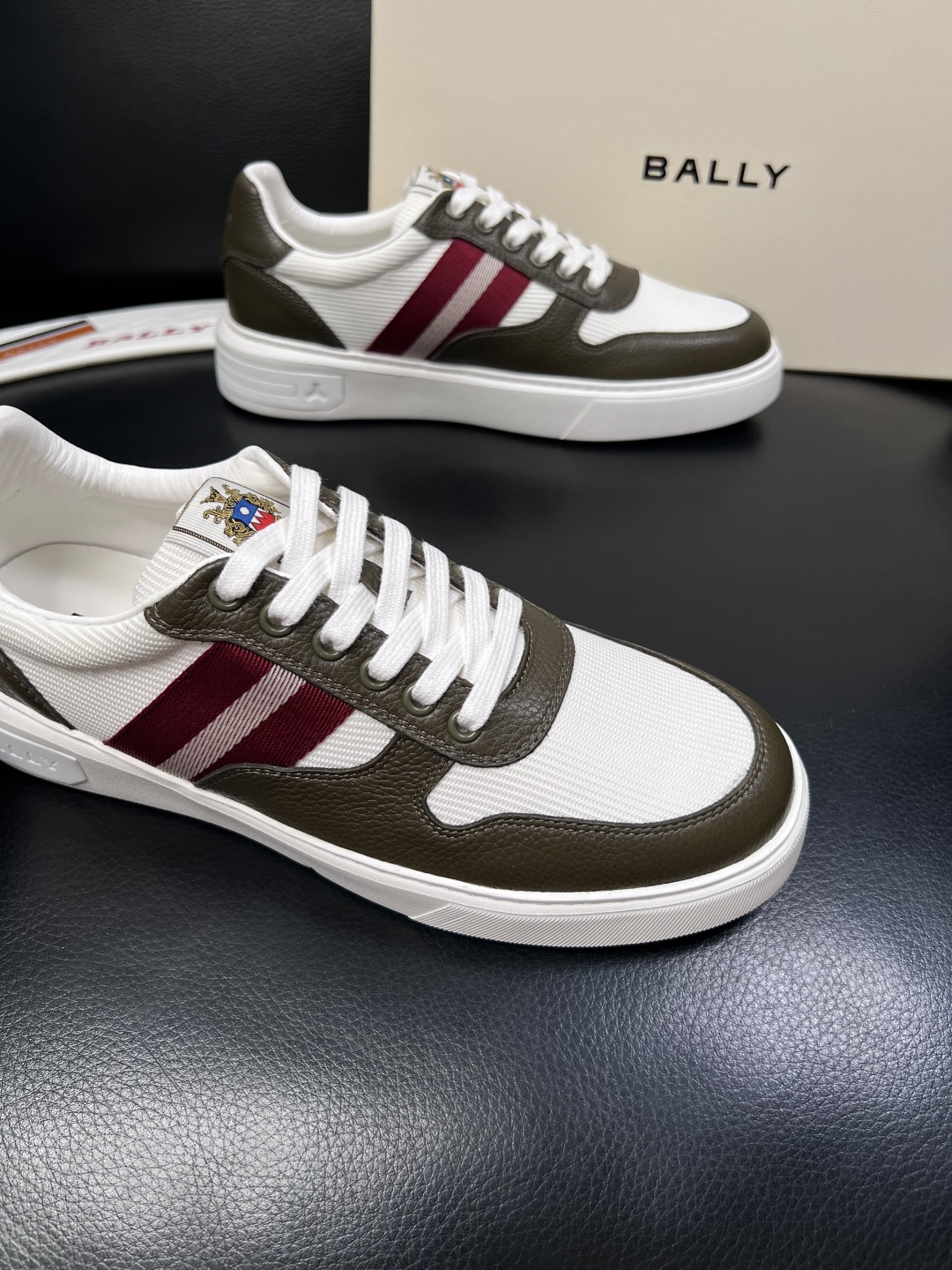 BALLY  高品质  顶级工艺品  巴利 专柜同原厂配置 ，鞋面意大利进口牛皮面料，进口水染牛皮里垫 
