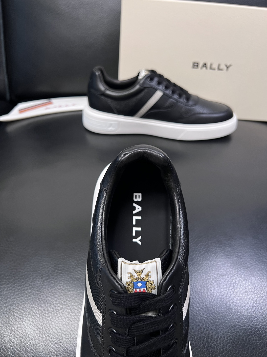 BALLY  高品质  顶级工艺品  巴利 专柜同原厂配置 ，鞋面意大利进口牛皮面料，进口水染牛皮里垫 