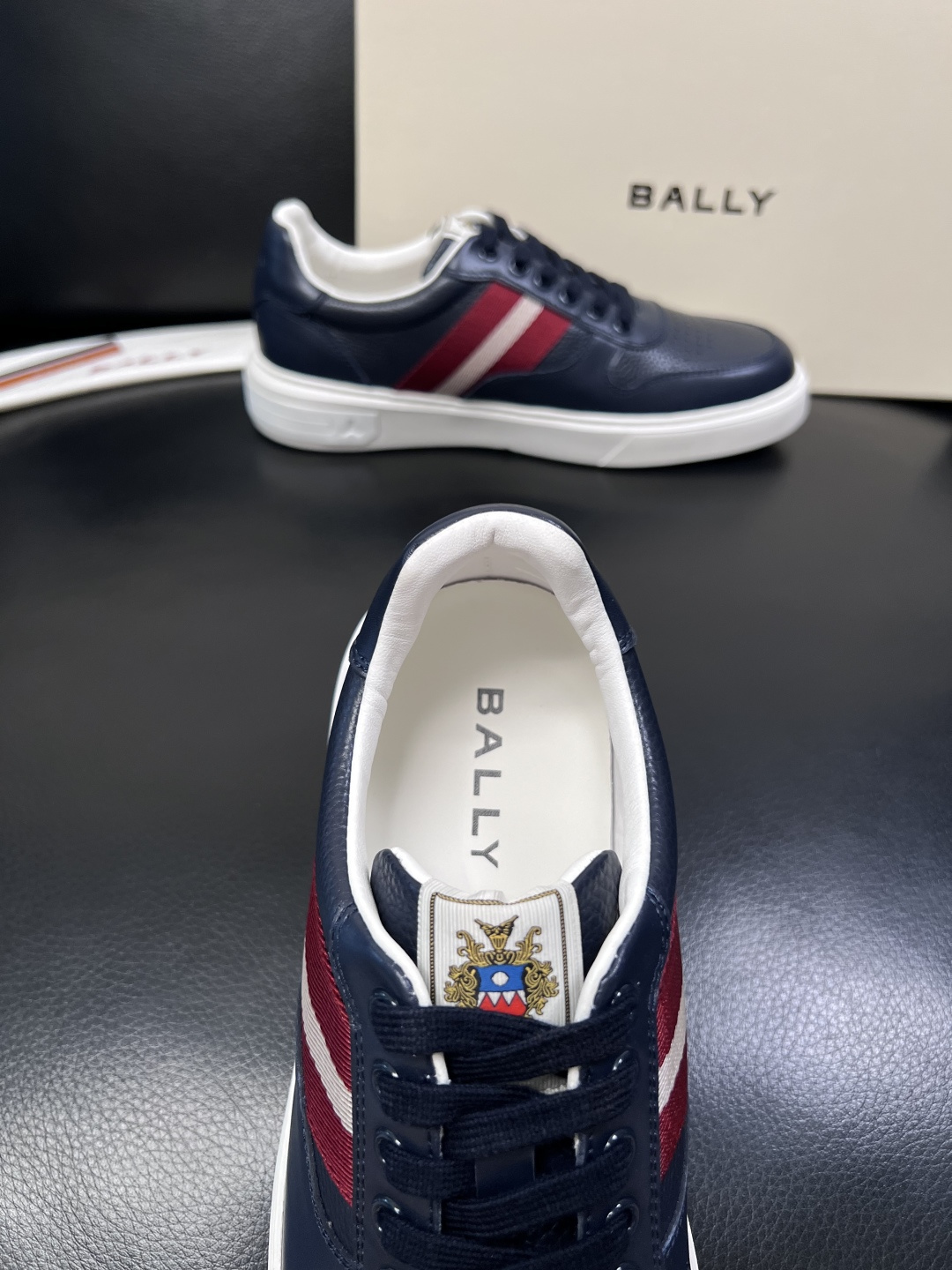 BALLY  高品质  顶级工艺品  巴利 专柜同原厂配置 ，鞋面意大利进口牛皮面料，进口水染牛皮里垫 