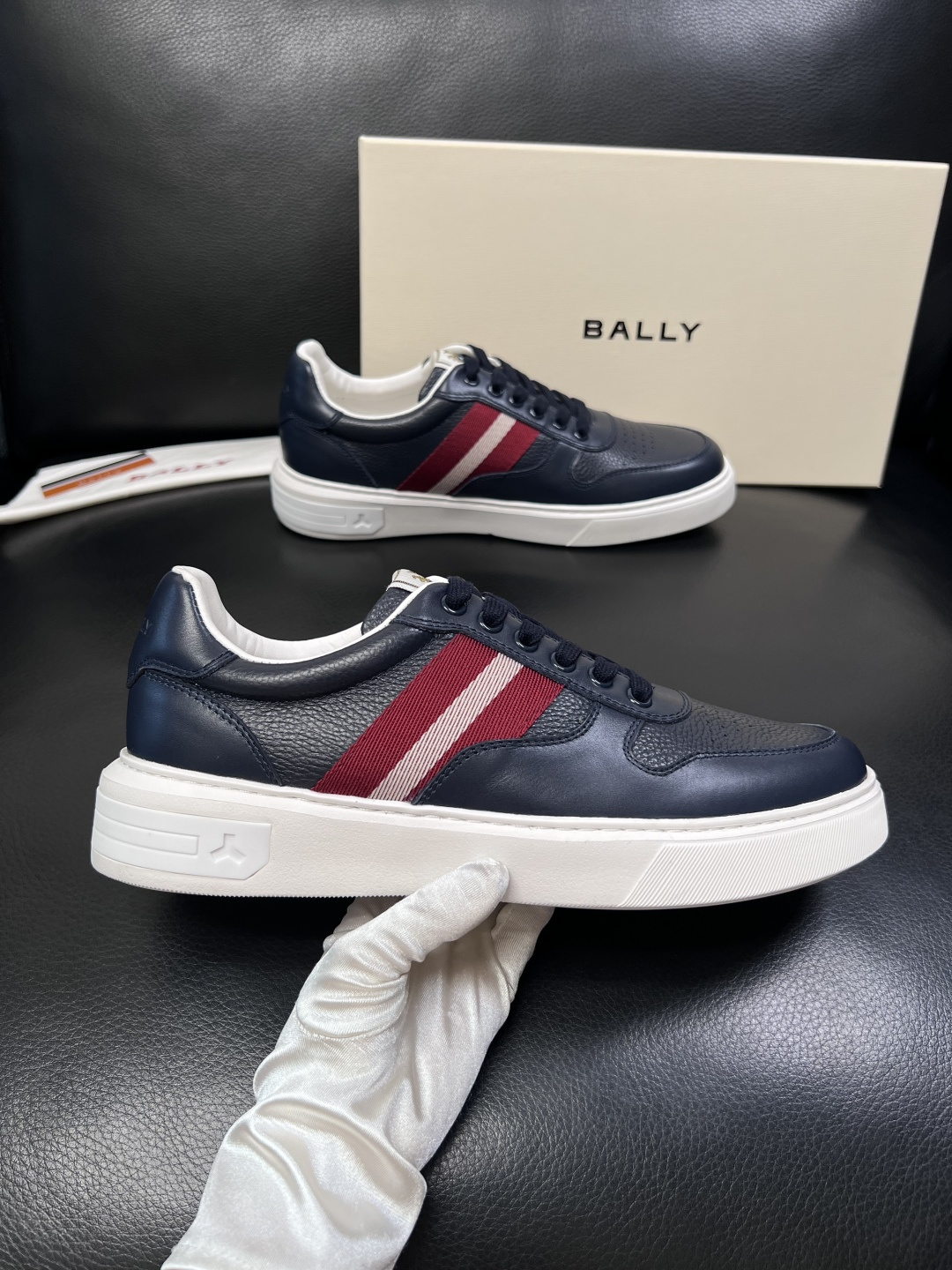 BALLY  高品质  顶级工艺品  巴利 专柜同原厂配置 ，鞋面意大利进口牛皮面料，进口水染牛皮里垫 