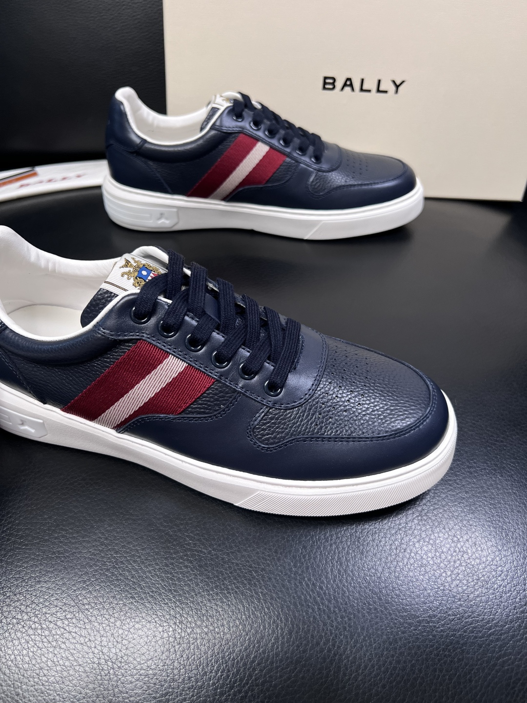 BALLY  高品质  顶级工艺品  巴利 专柜同原厂配置 ，鞋面意大利进口牛皮面料，进口水染牛皮里垫 